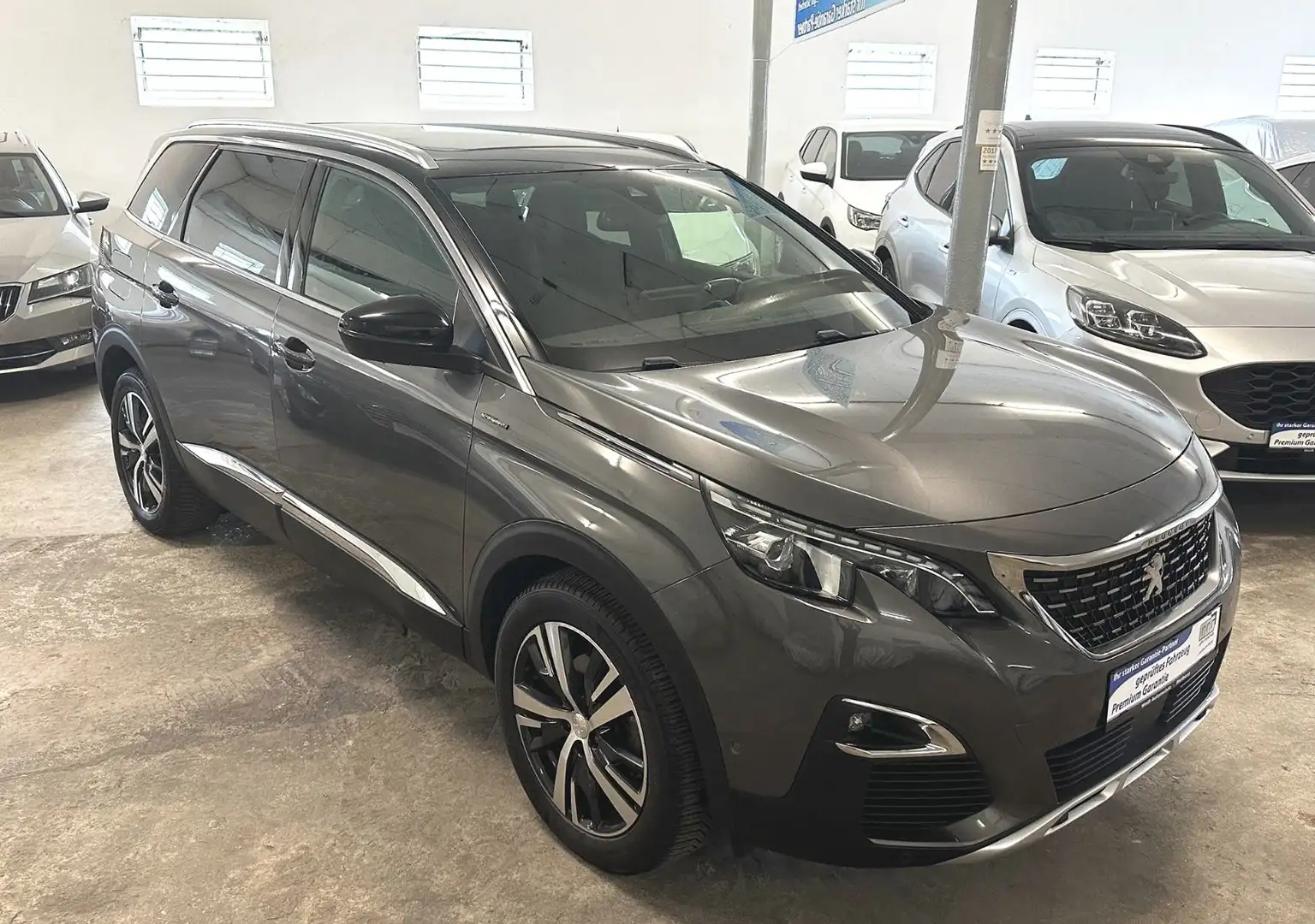 Peugeot 5008 GT Line, 7 Sitzer, Panorama, wenig KM Grau - 2