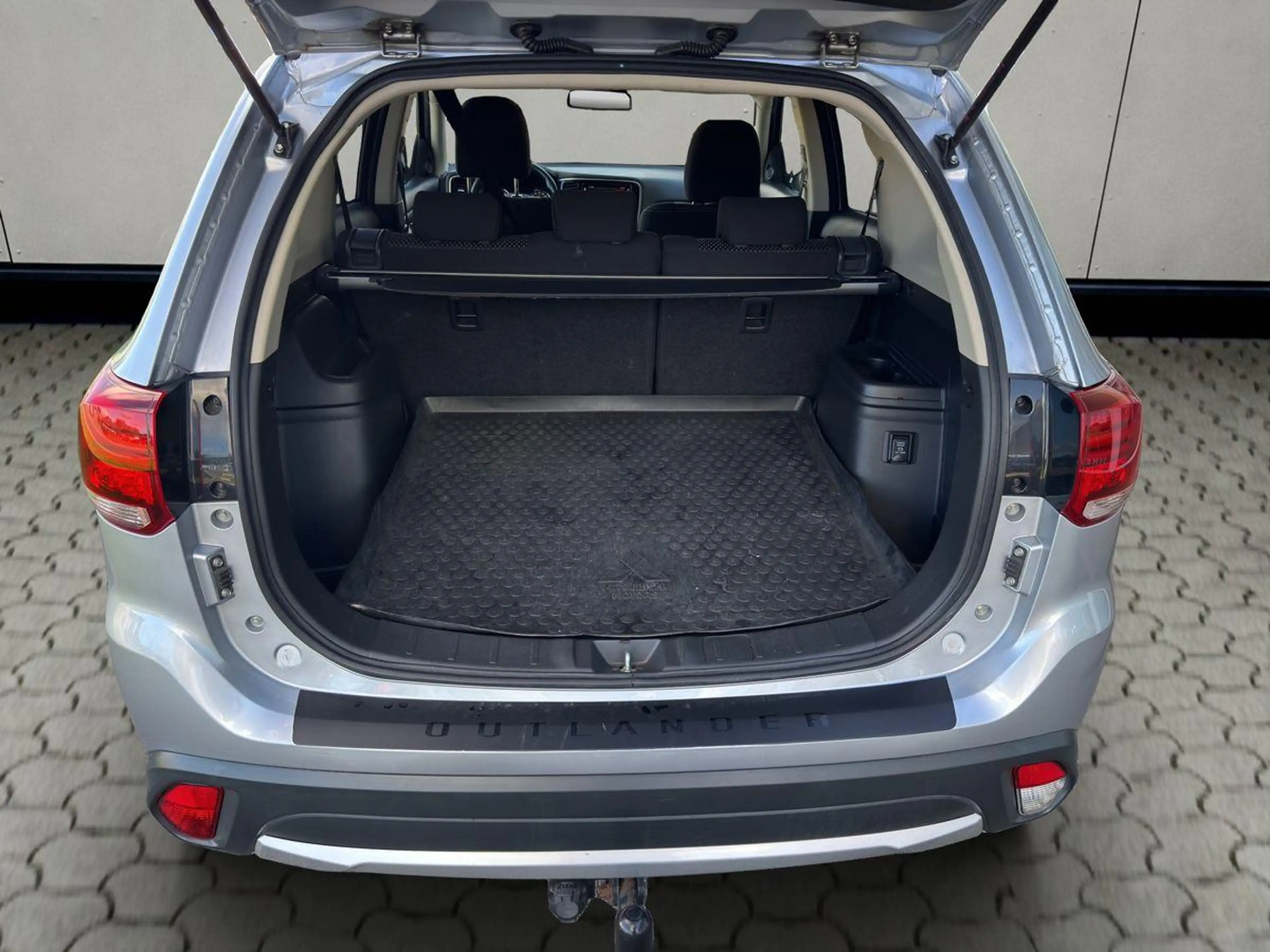 Mitsubishi Outlander Edition100 2.0 AHK SHZ Kamera Tempomat — photo 9