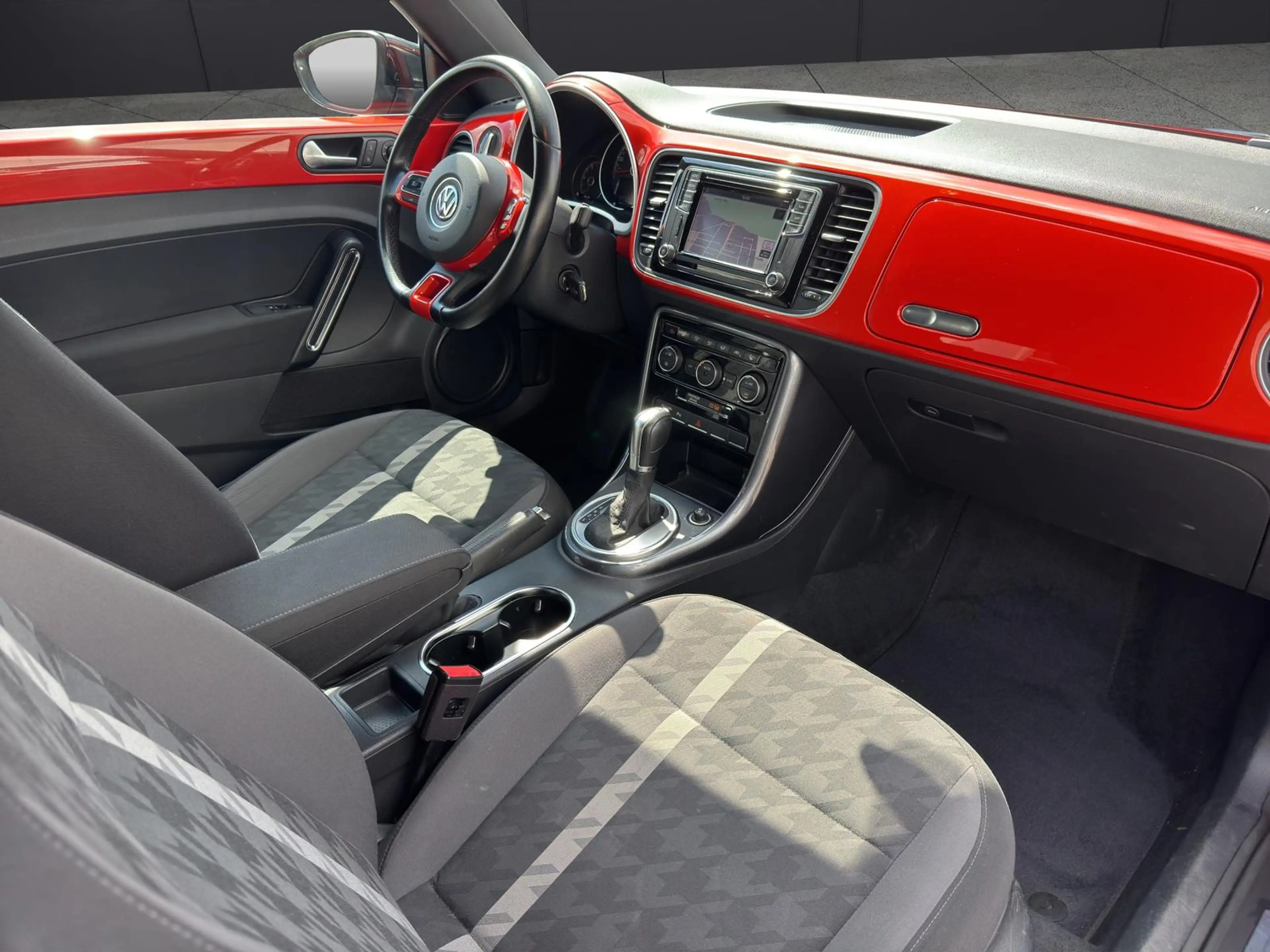 Volkswagen Beetle 1.4 TSI Design BMT Black Style Navi — photo 4