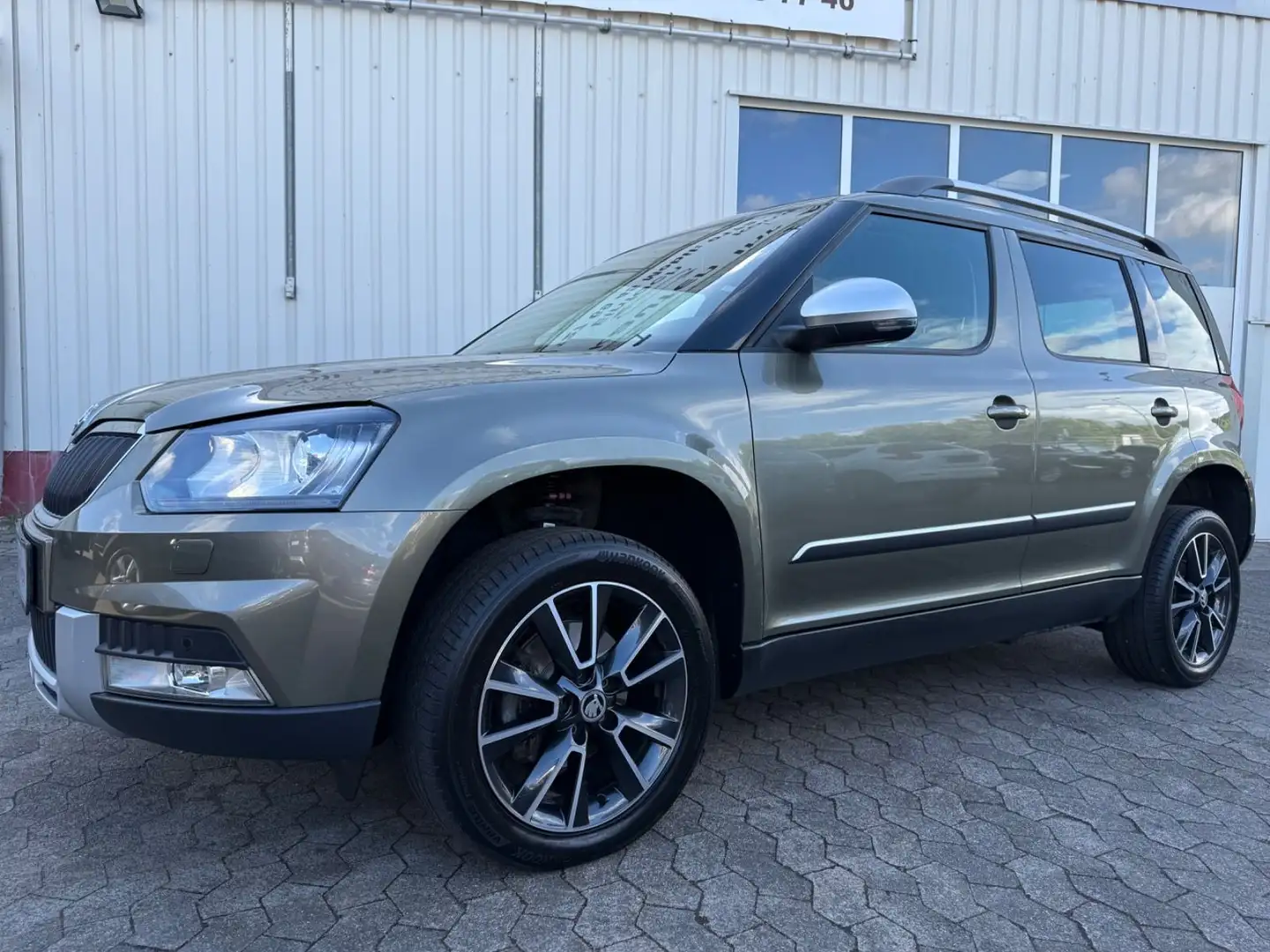 Skoda Yeti 2.0 TDI Adventure 4x4 DSG/SHZ/LED/1 .Hand Grau - 2