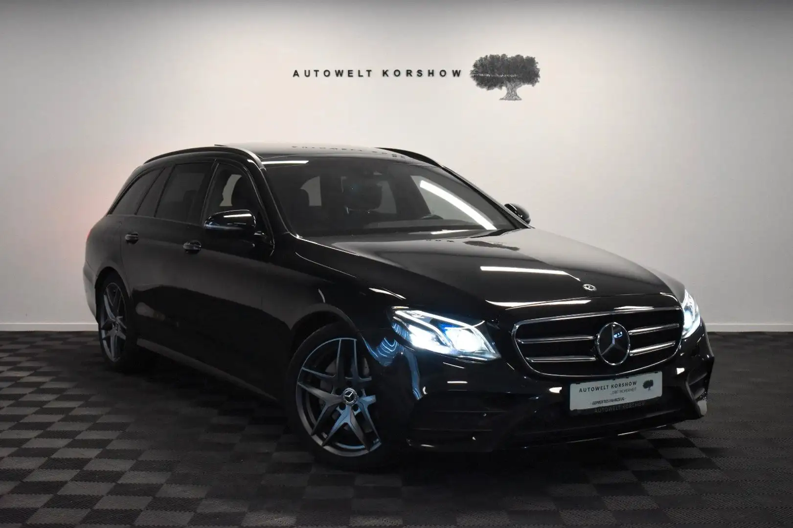 Mercedes-Benz E 220 d T AMG-Line *M-BEAM *PANO*BURMESTER *SHZ Schwarz - 1