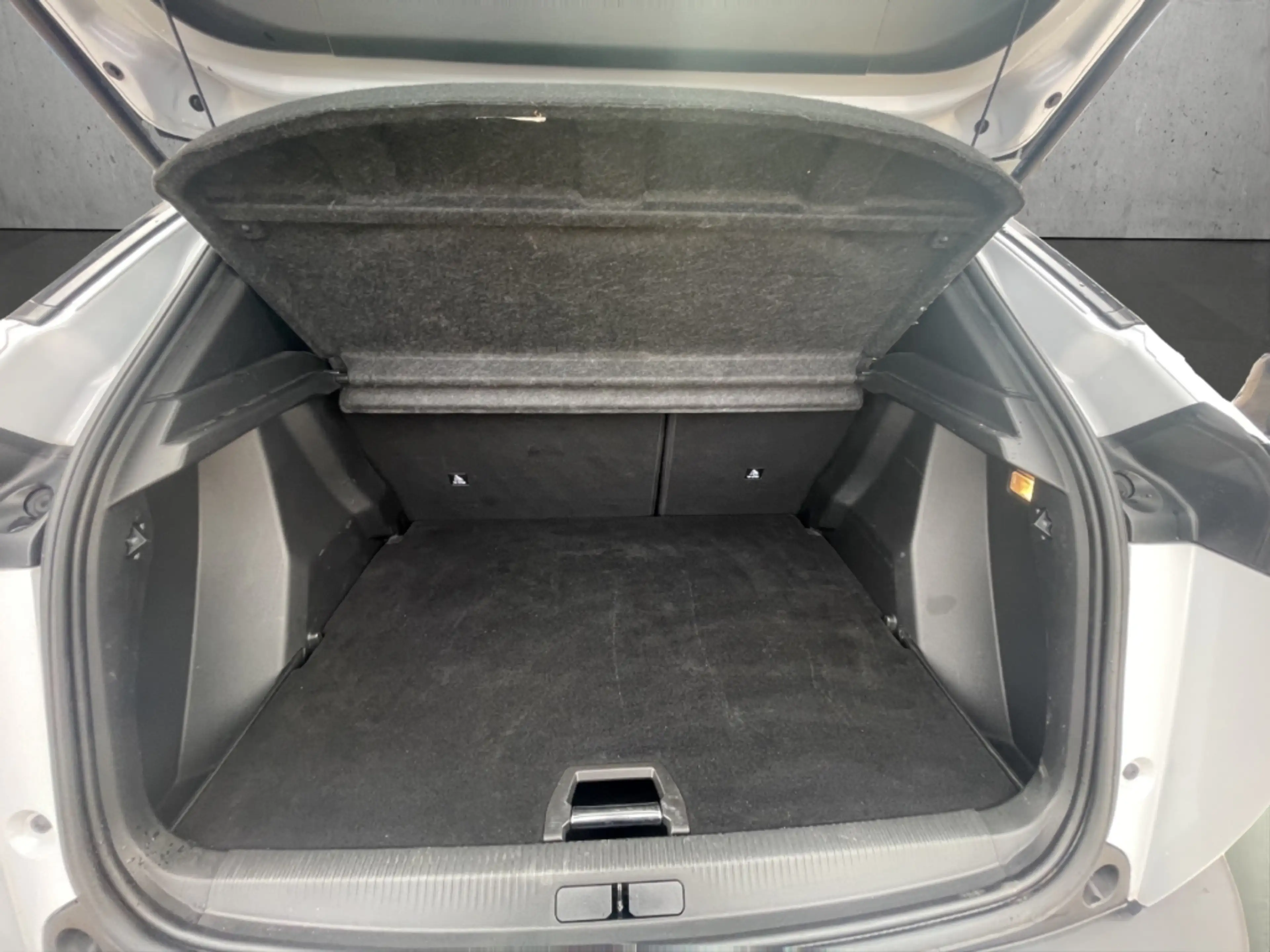 Peugeot 2008 Allure PT130 EAT8 LED CarPlay Navi R-Kamera Sitzhz — photo 7