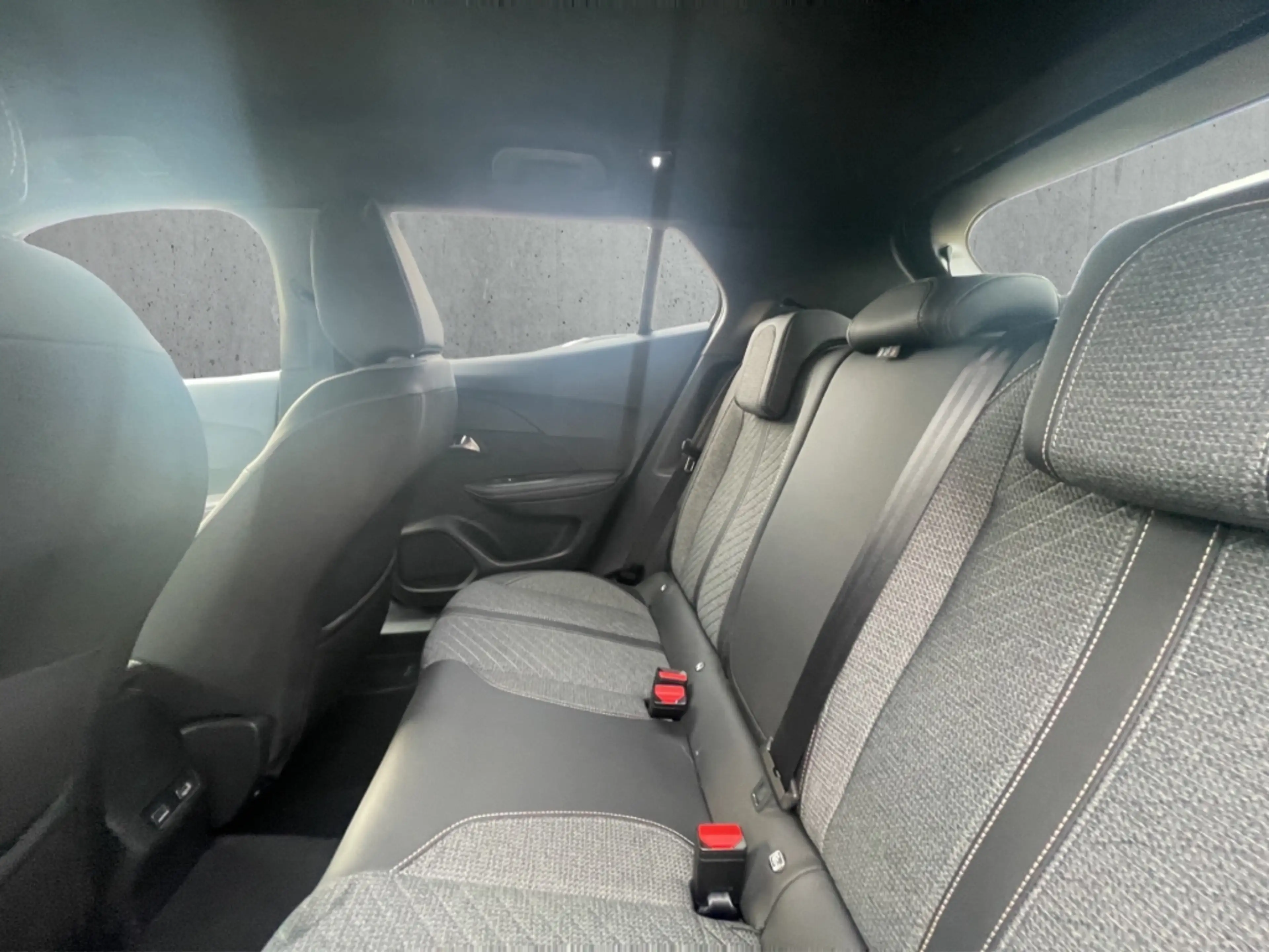 Peugeot 2008 Allure PT130 EAT8 LED CarPlay Navi R-Kamera Sitzhz — photo 8