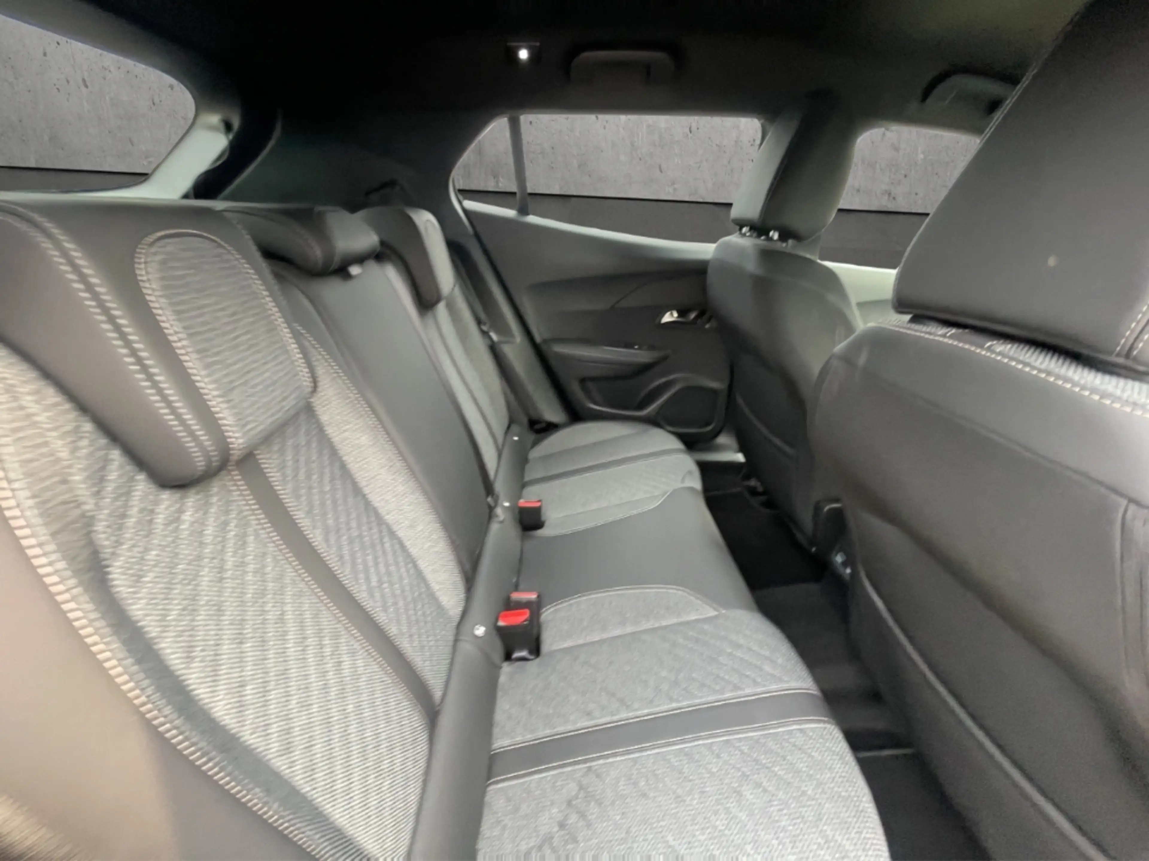 Peugeot 2008 Allure PT130 EAT8 LED CarPlay Navi R-Kamera Sitzhz — photo 14