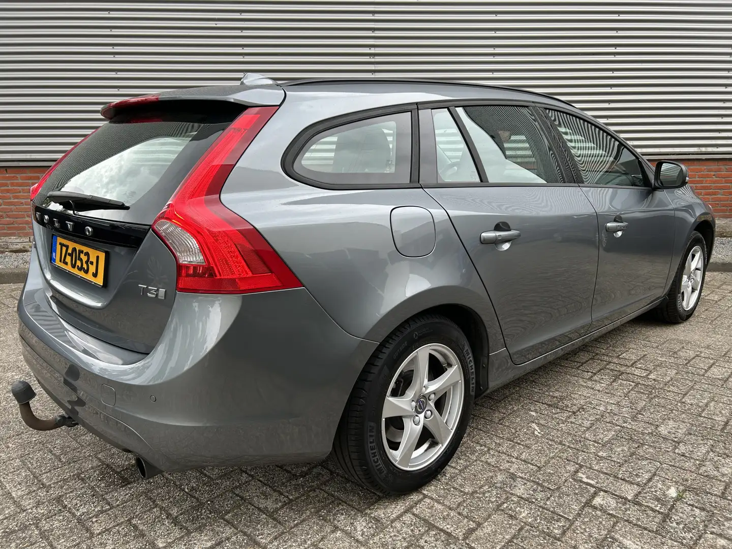 Volvo V60 1.5 T3 Polar+ | Automaat | Trekhaak | Stuurverwarm Gris - 2