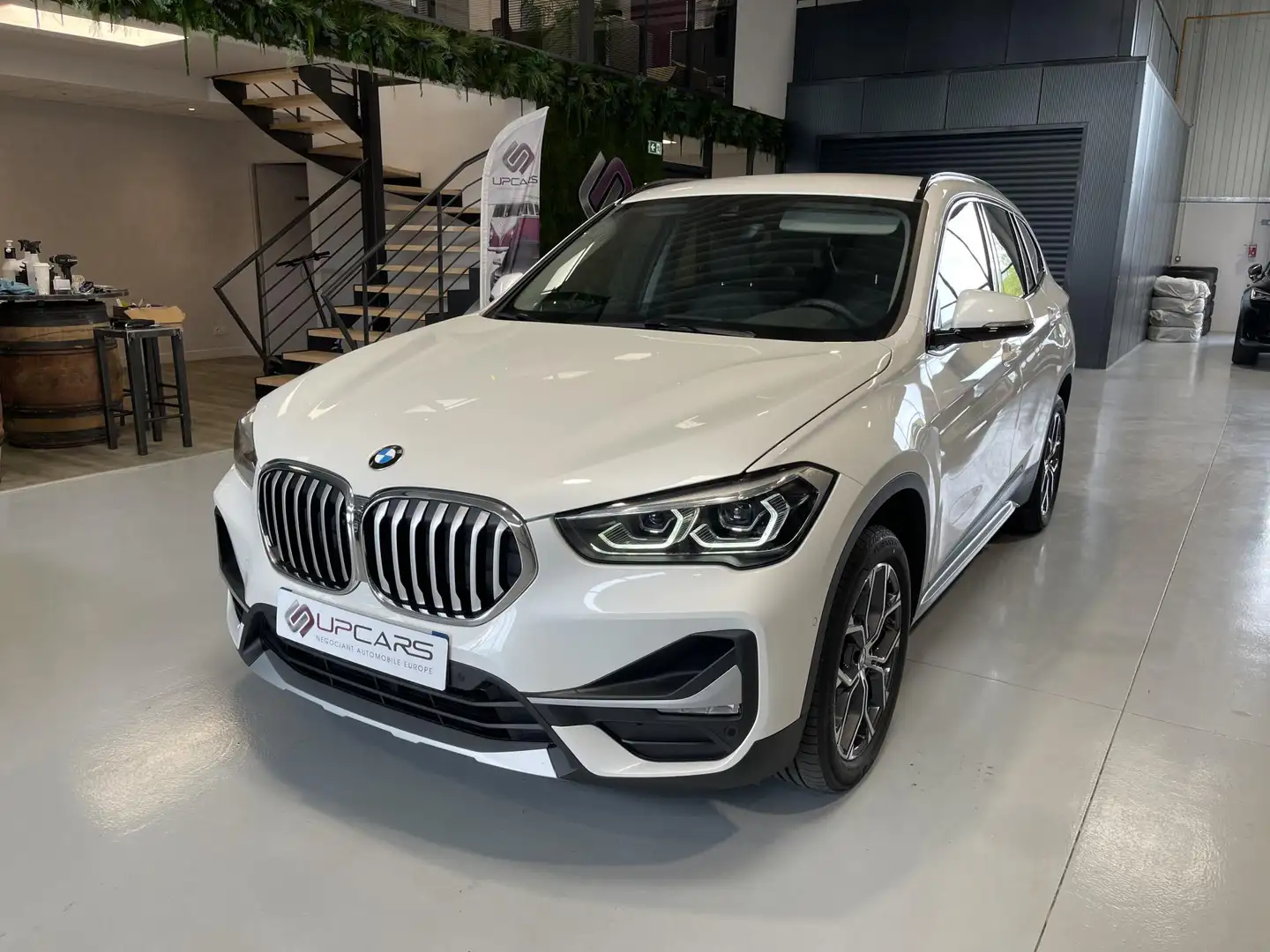 BMW X1 (F48) sDrive18i 136 xLine Weiß - 1