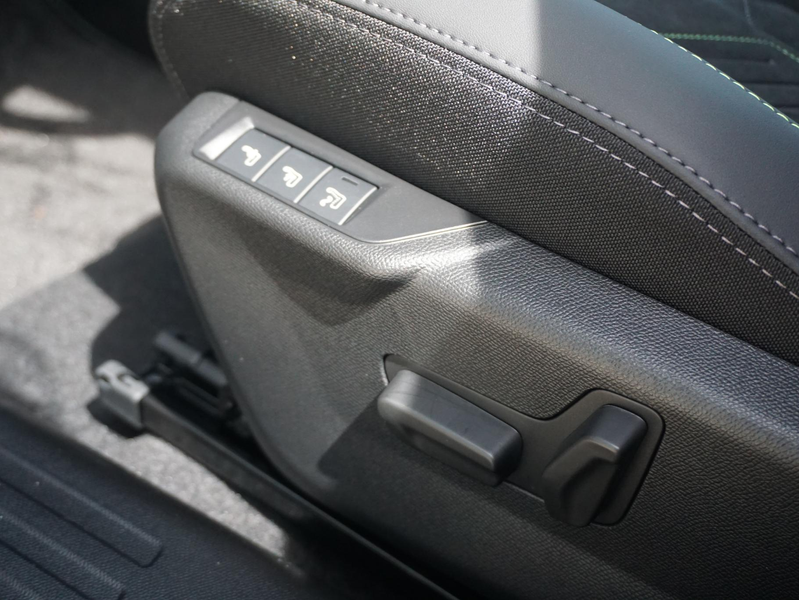 Peugeot e-2008 EV GT Avantage 54 kWh — photo 11