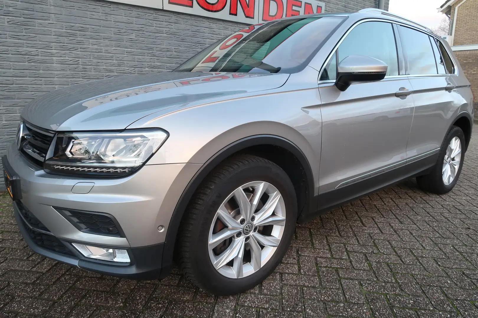 Volkswagen Tiguan 2.0 TSI 4Motion Highline Bij ons bedrijf in onderh Grau - 1