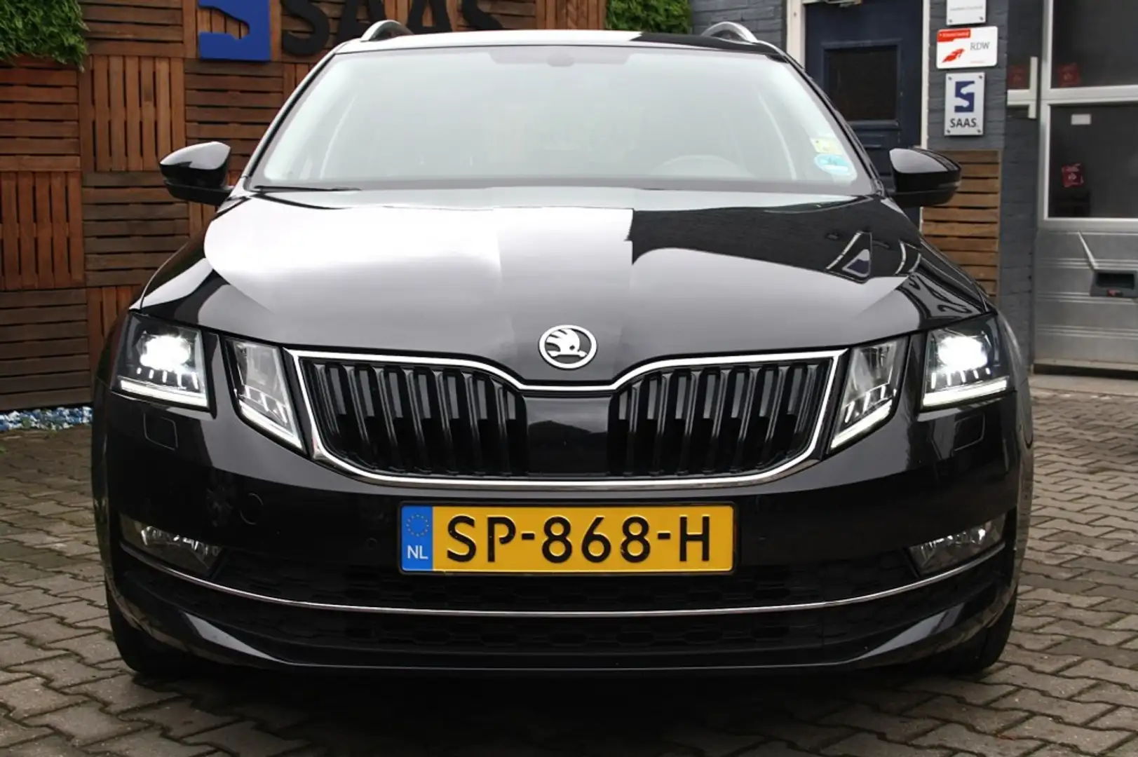 Skoda Octavia 1.5 TSI / NAP / Leer / Xenon / Trekhaak / Keyless Zwart - 2