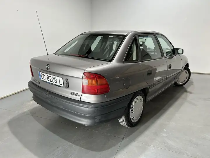 Opel Astra 1992, foto 2