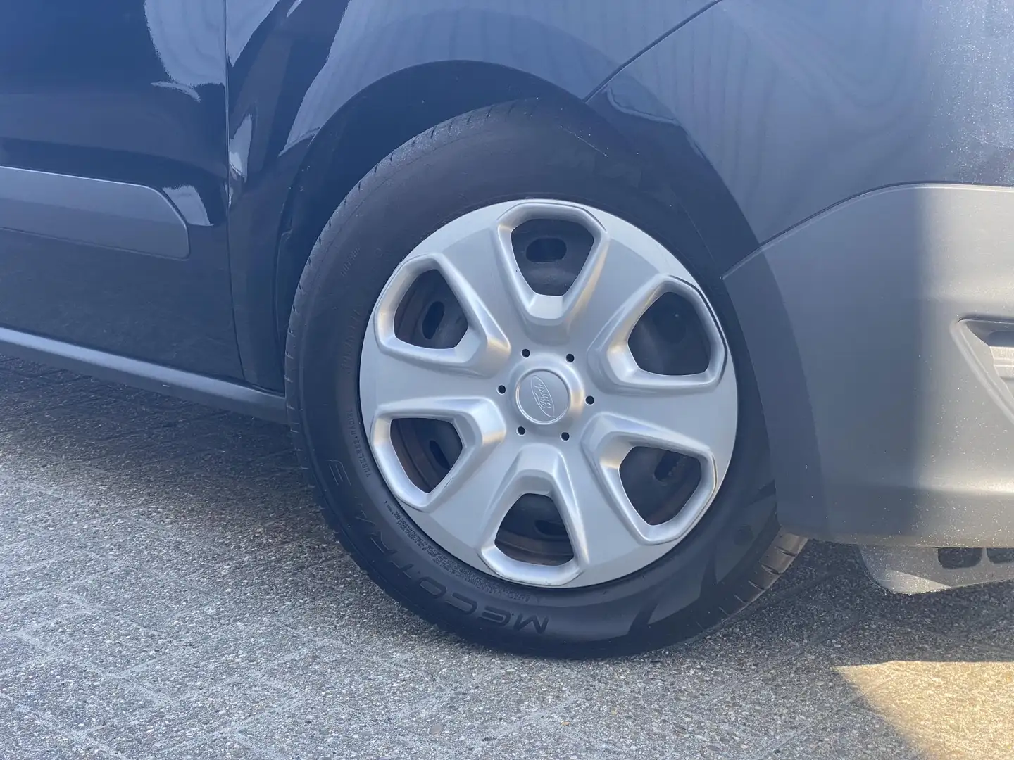 Ford Transit Courier 1.6 TDCI Trend 95pk | Navigatie | Zuid | Trekhaak - 2