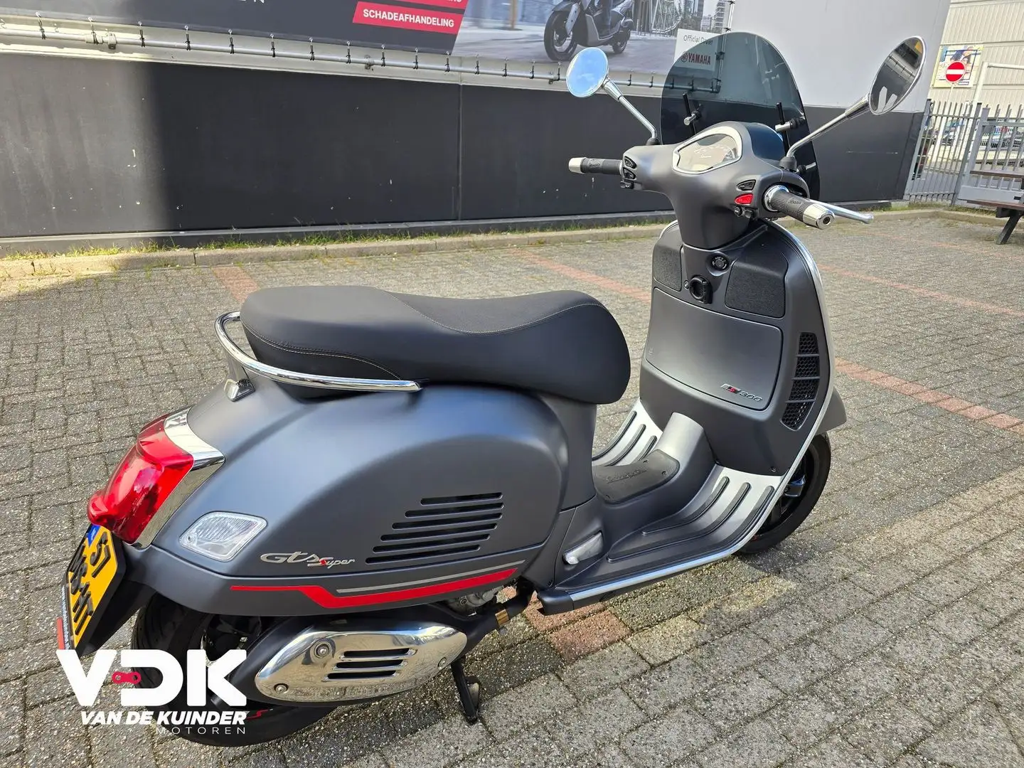 Vespa GTS Super Sport 300 Grijs - 2