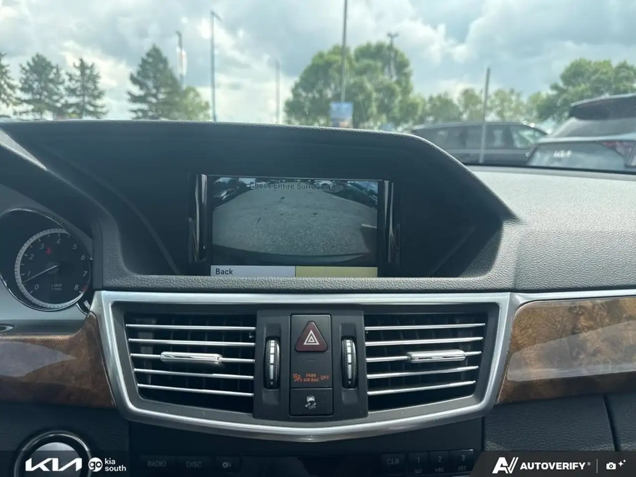 Mercedes-Benz E-Class снимка Mercedes-Benz E-Class