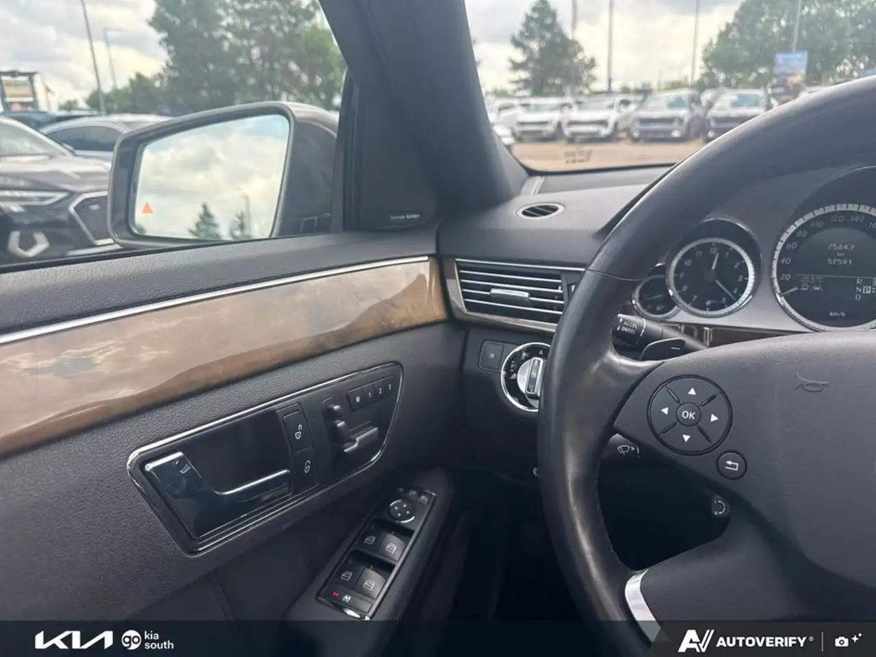 Mercedes-Benz E-Class снимка Mercedes-Benz E-Class