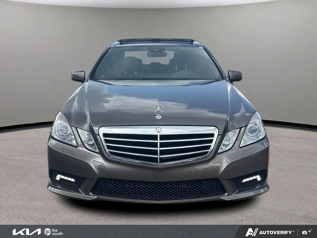 Mercedes-Benz E-Class снимка Mercedes-Benz E-Class