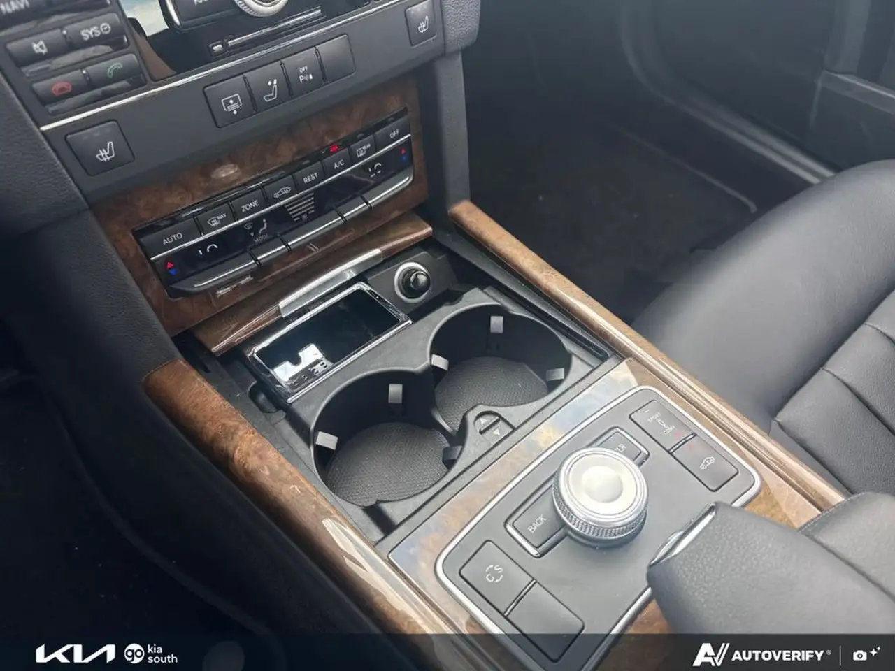 Mercedes-Benz E-Class снимка Mercedes-Benz E-Class