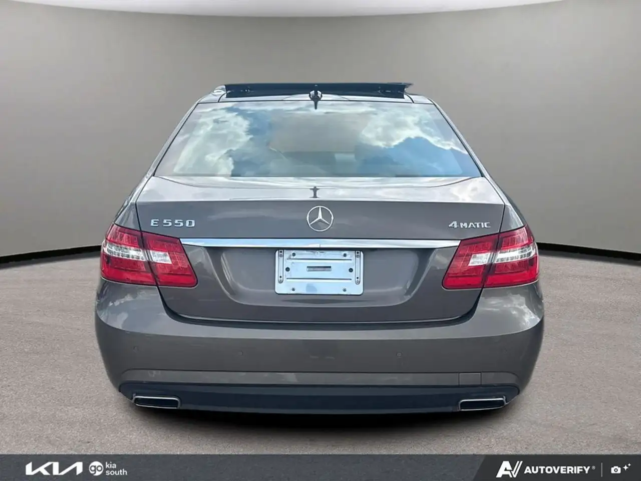 Mercedes-Benz E-Class снимка Mercedes-Benz E-Class