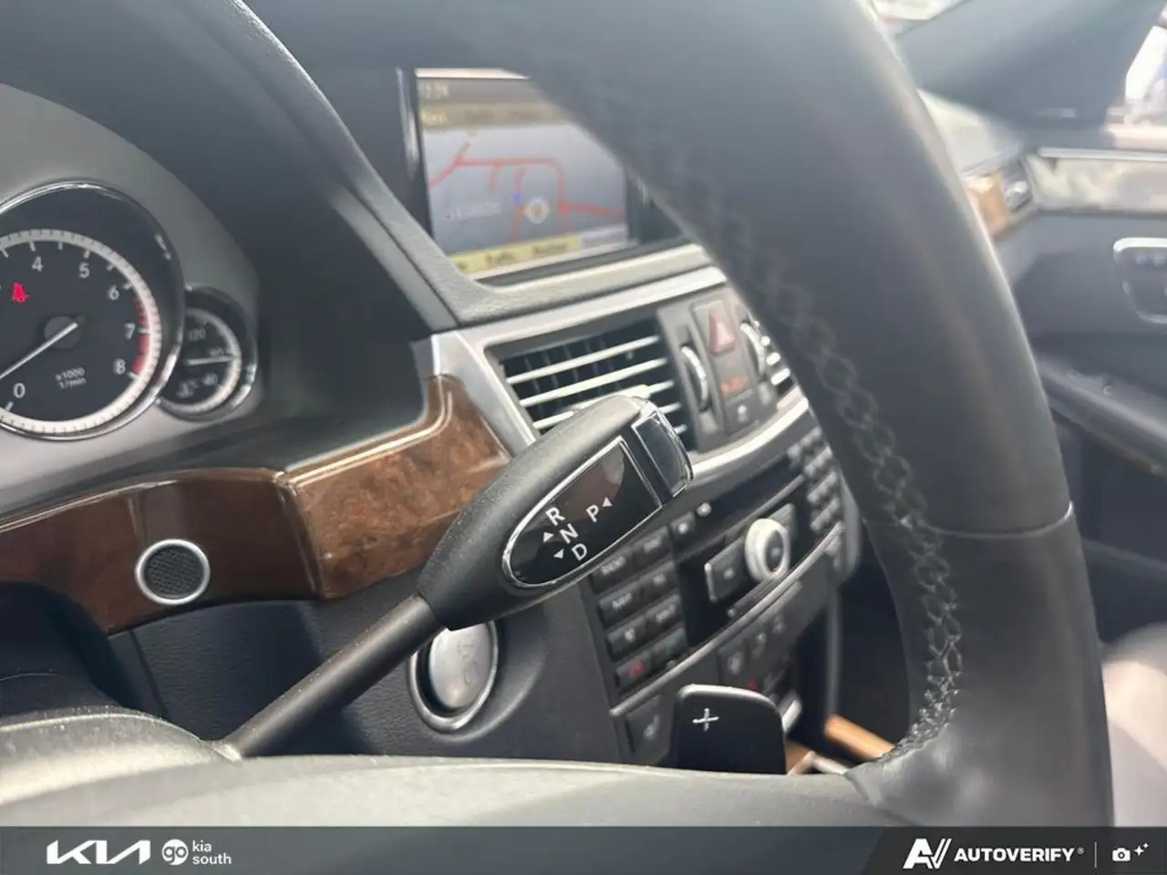 Mercedes-Benz E-Class снимка Mercedes-Benz E-Class