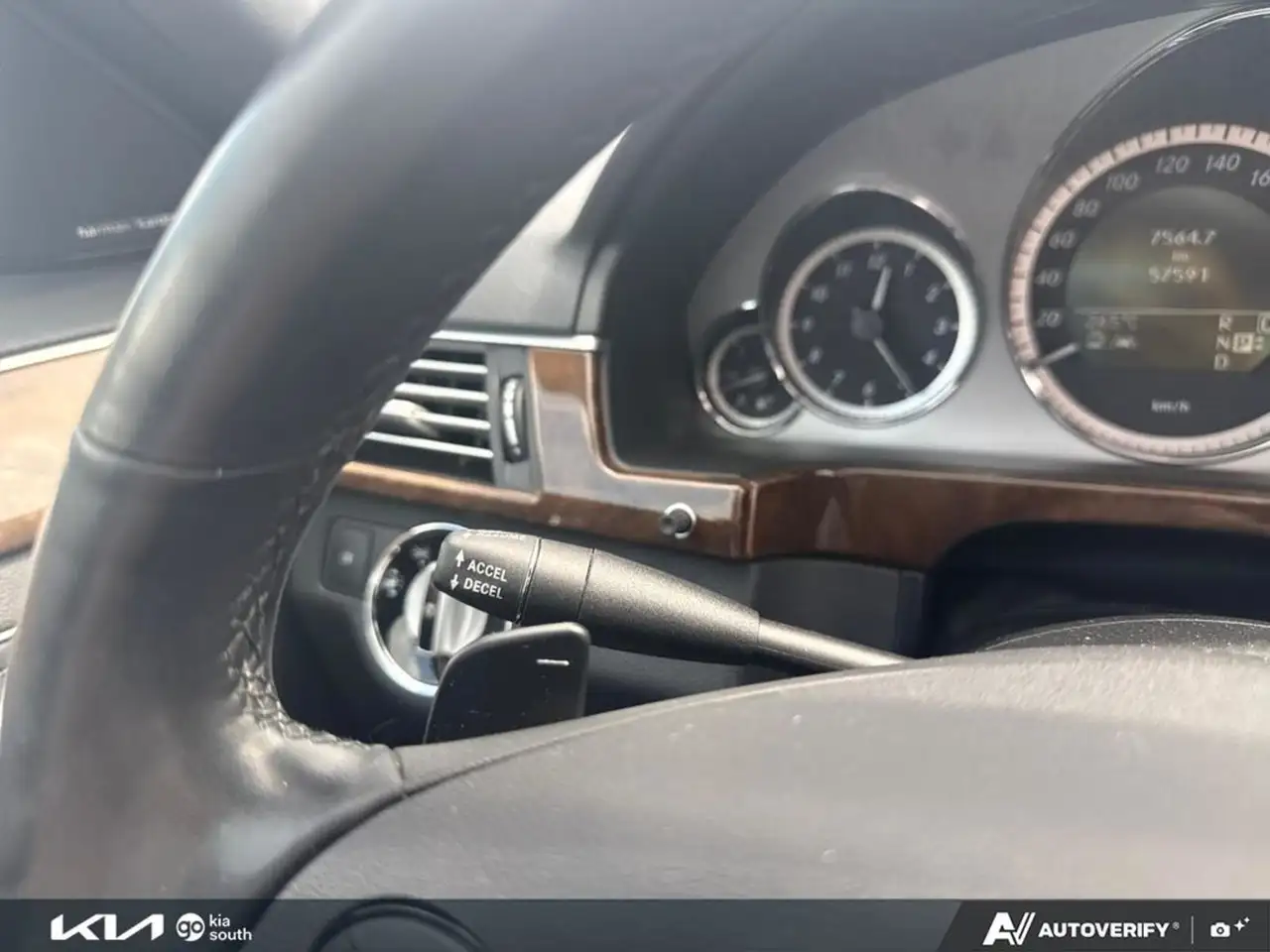 Mercedes-Benz E-Class снимка Mercedes-Benz E-Class