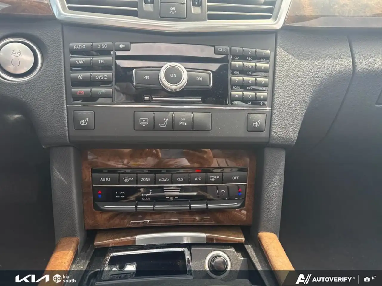 Mercedes-Benz E-Class снимка Mercedes-Benz E-Class