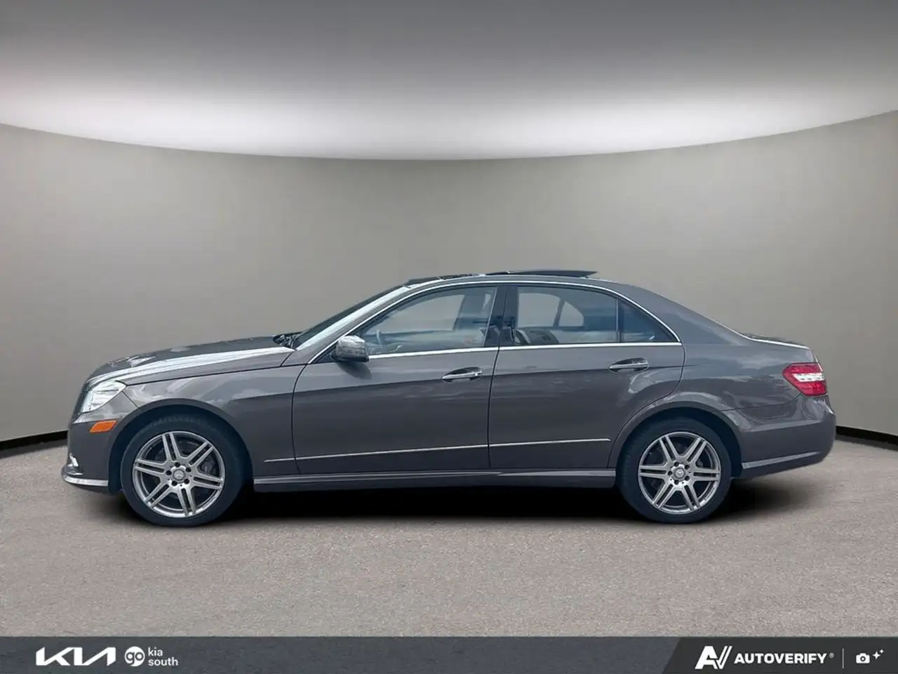 Mercedes-Benz E-Class снимка Mercedes-Benz E-Class