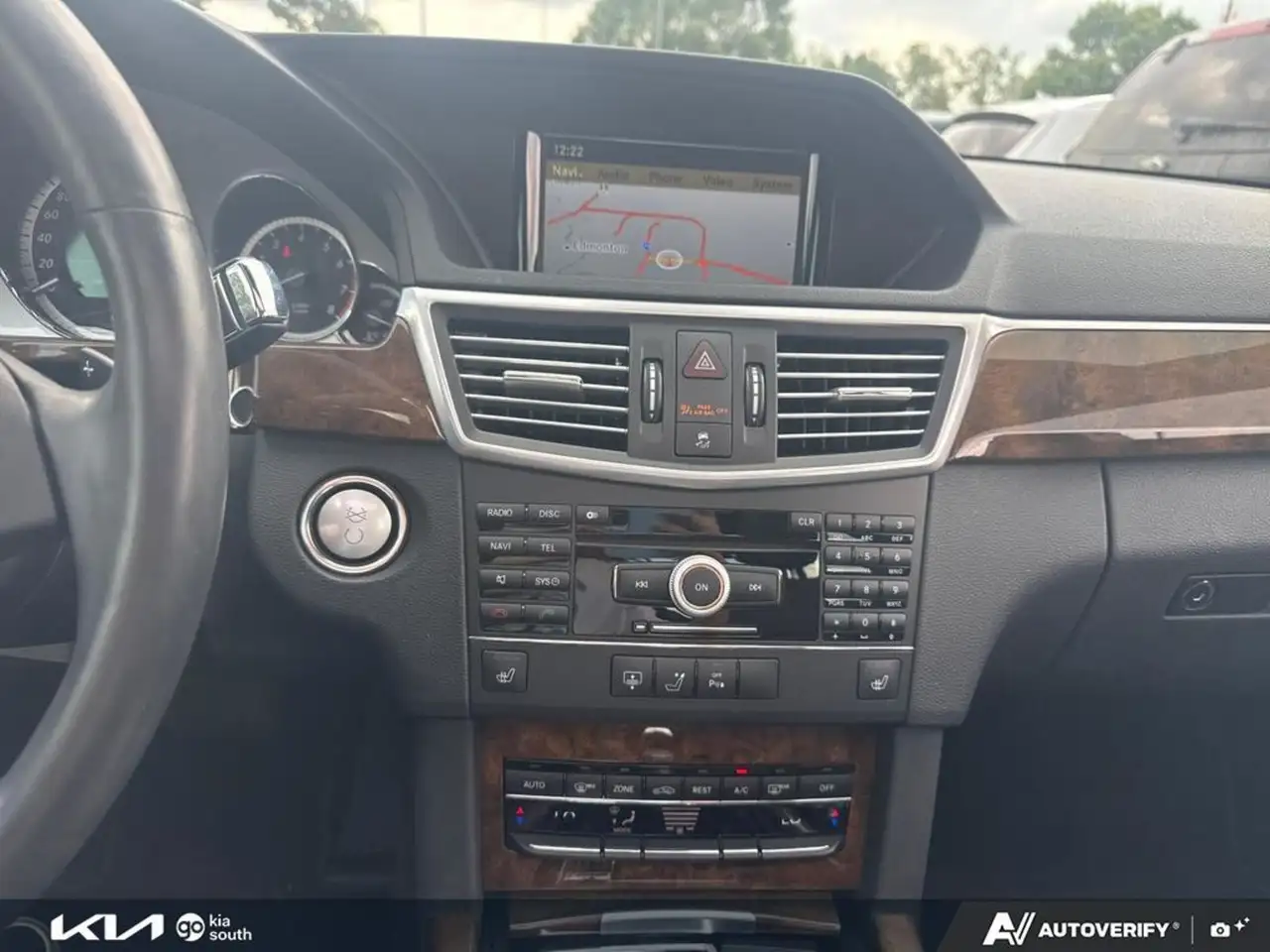 Mercedes-Benz E-Class снимка Mercedes-Benz E-Class