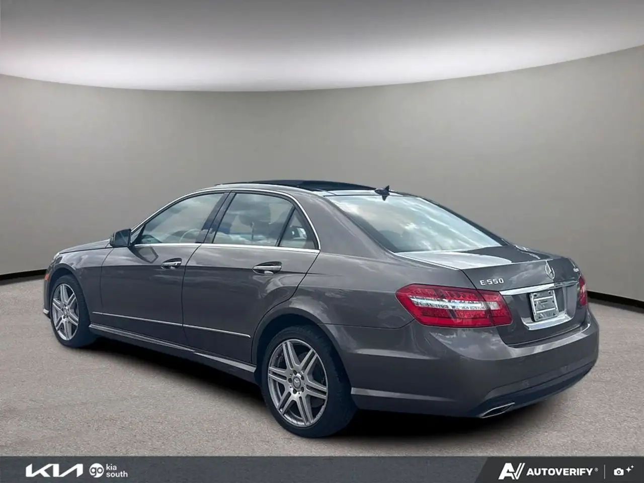 Mercedes-Benz E-Class снимка Mercedes-Benz E-Class