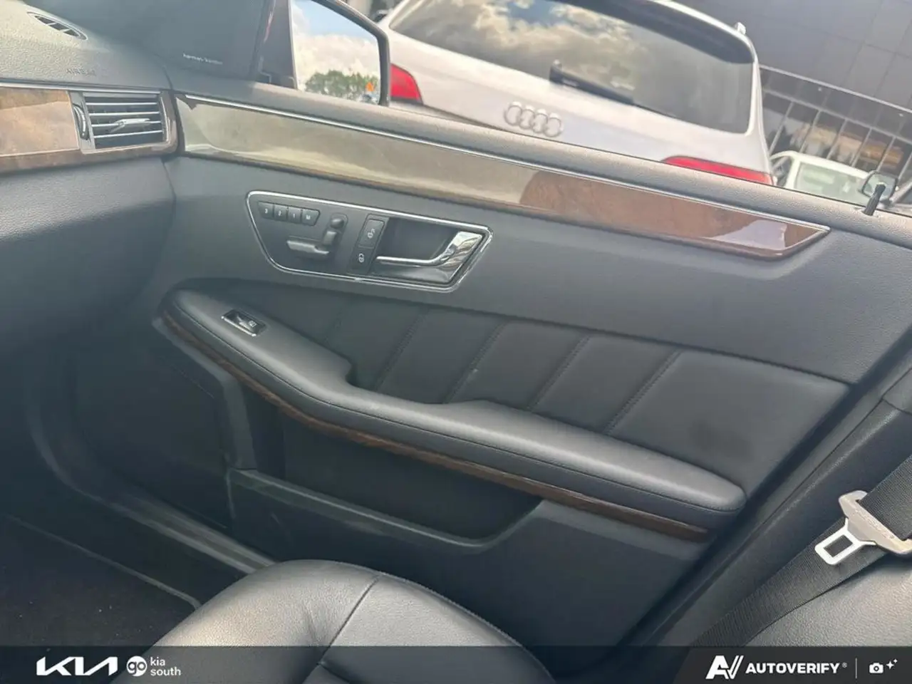 Mercedes-Benz E-Class снимка Mercedes-Benz E-Class