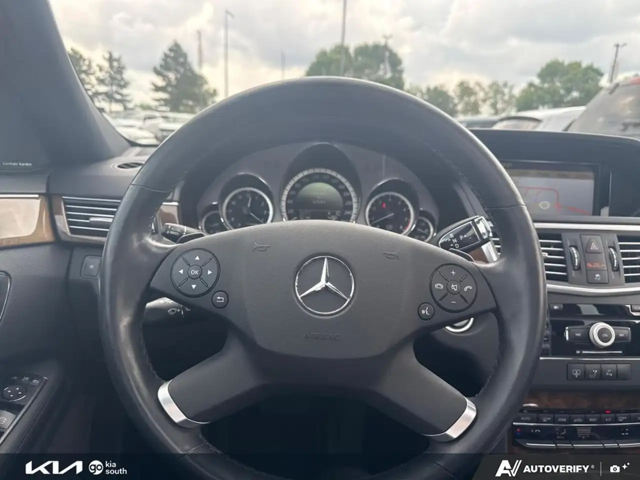Mercedes-Benz E-Class снимка Mercedes-Benz E-Class