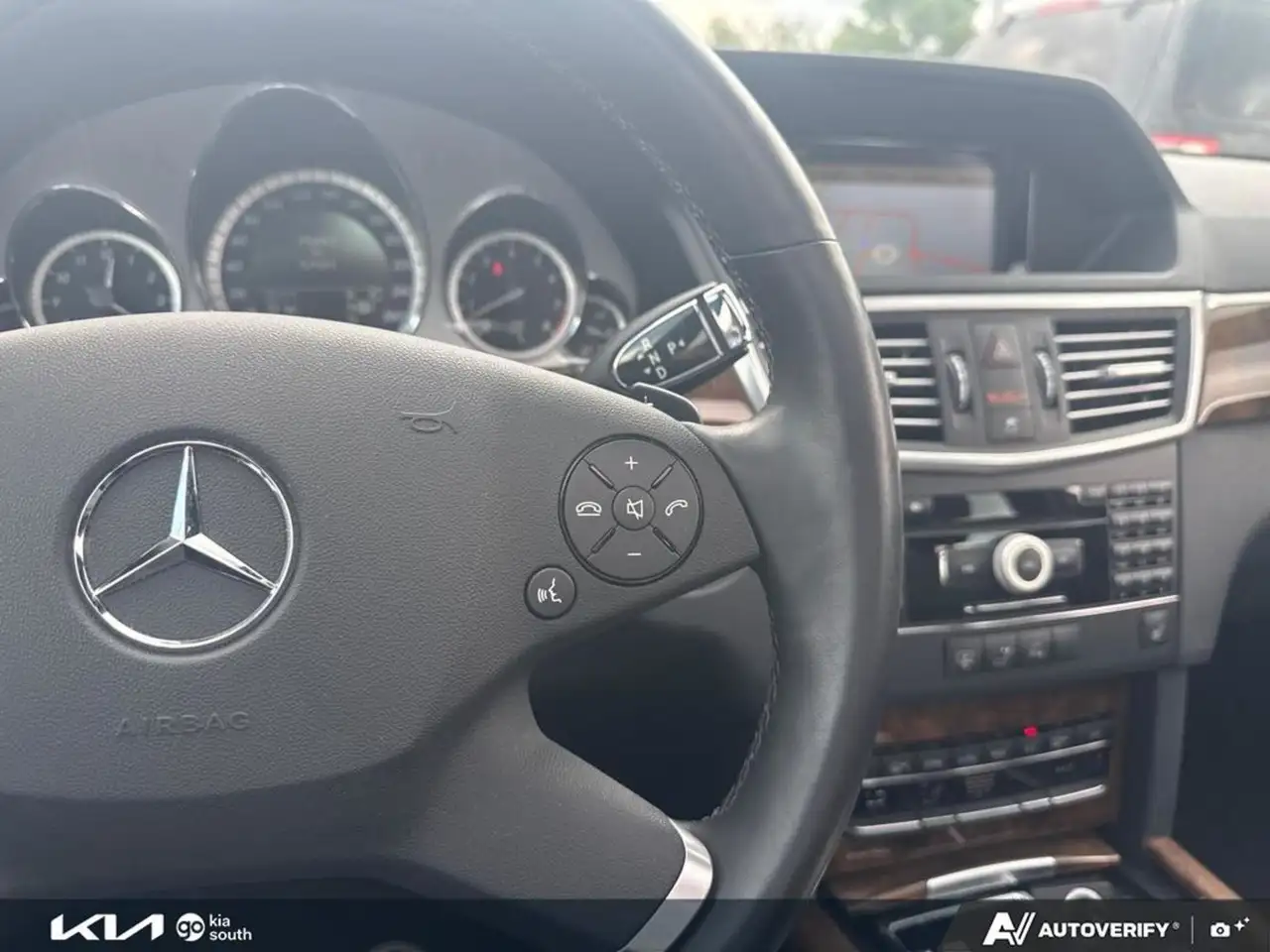 Mercedes-Benz E-Class снимка Mercedes-Benz E-Class