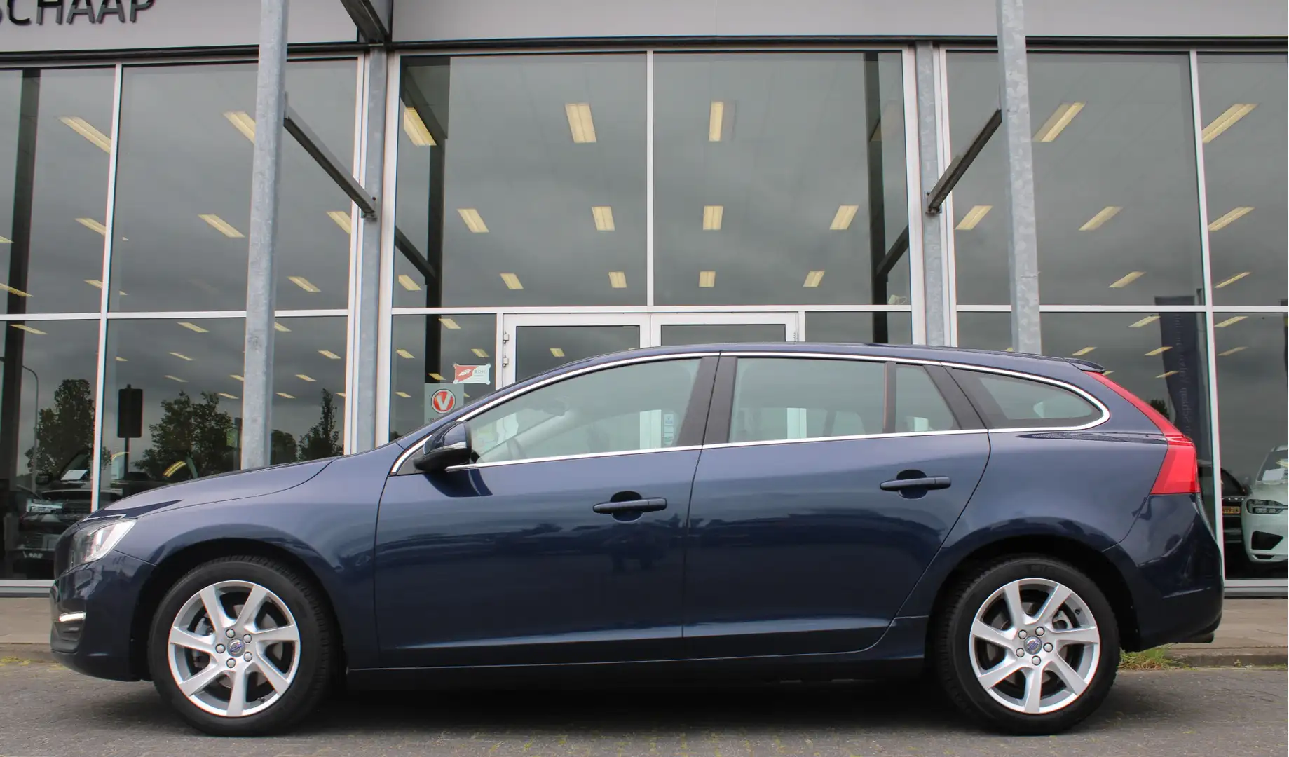 Volvo V60 T3 Momentum | Trekhaak | Cruise Control | Climate Bleu - 2