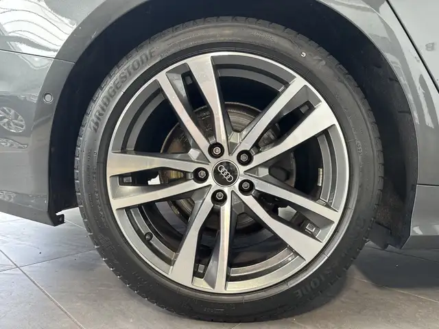 Audi A6 Avant view 3