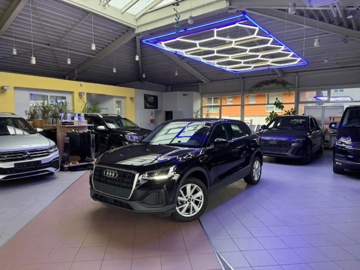 Audi Q2 35 TFSI Schwarz - 2