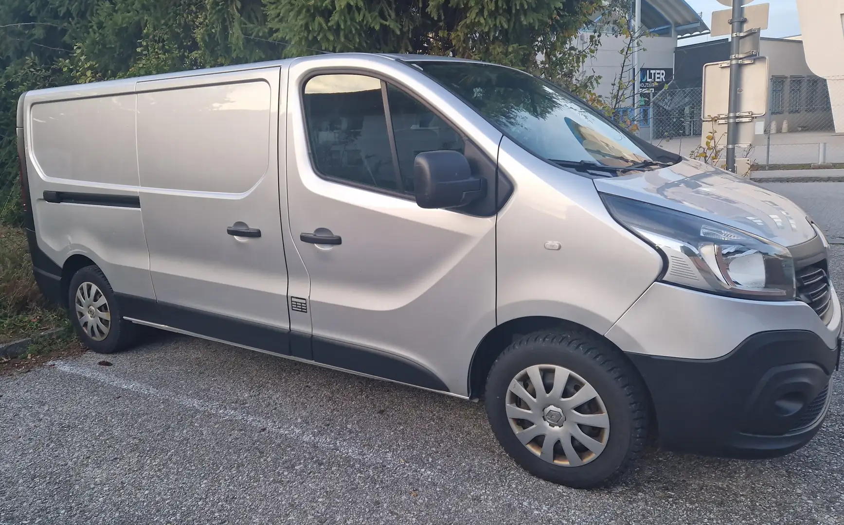 Renault Trafic Silber - 1