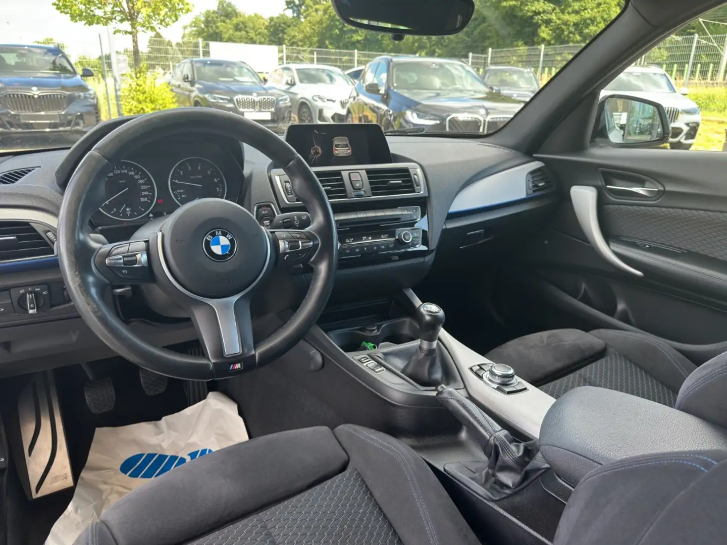 BMW 118 i 5-trg M Sport PDC Navi LED Sitzheizung Weiß - 2