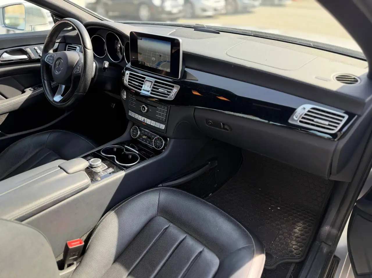 Mercedes-Benz CLS снимка Mercedes-Benz CLS