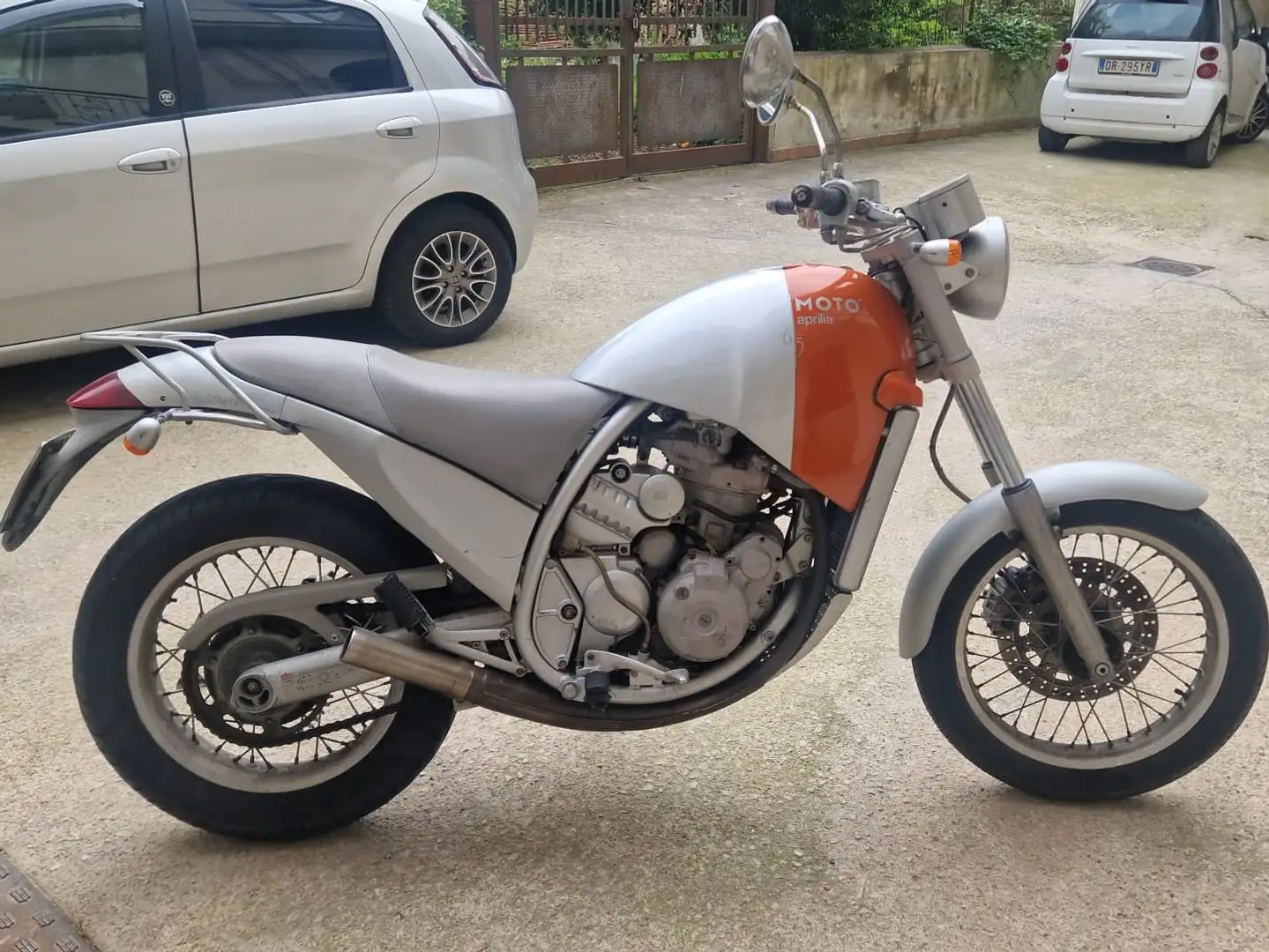 Aprilia Moto 6.5 Gümüş rengi - 1