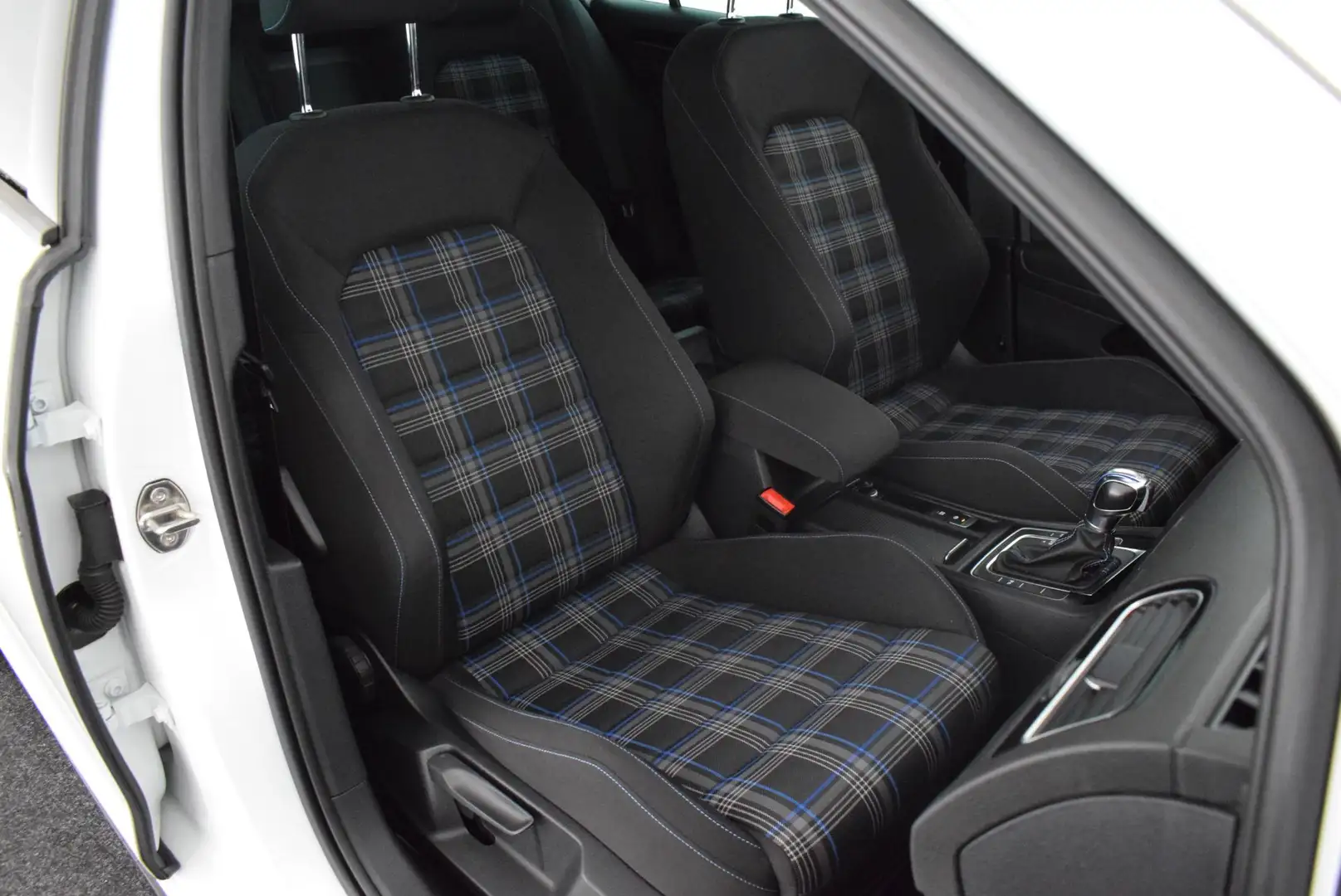 Volkswagen Golf GTE 1.4 TSI 204pk Connected Series Trekhaak Camera Nav Bianco - 2