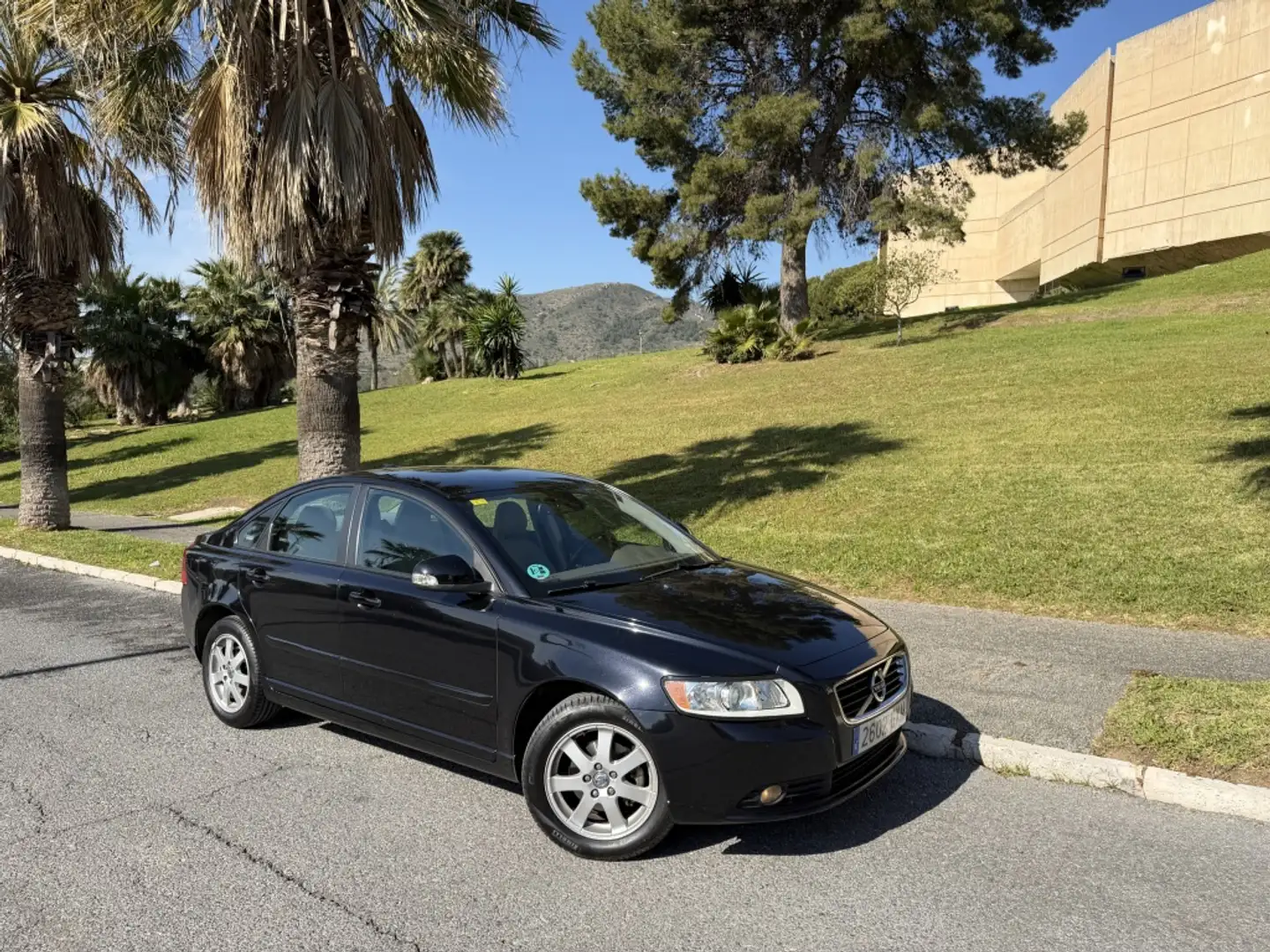Volvo S40 1.6 Momentum Negro - 1