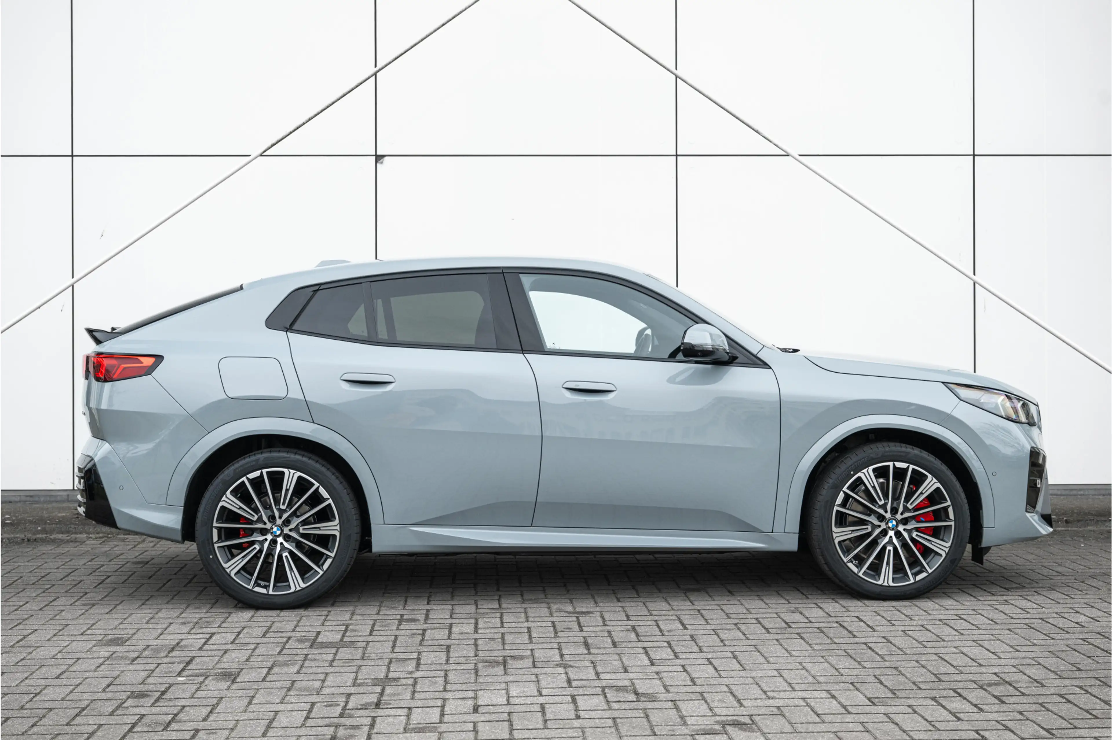 BMW iX2 eDrive20 High Executive M Sport / Sportstoelen / A — photo 15