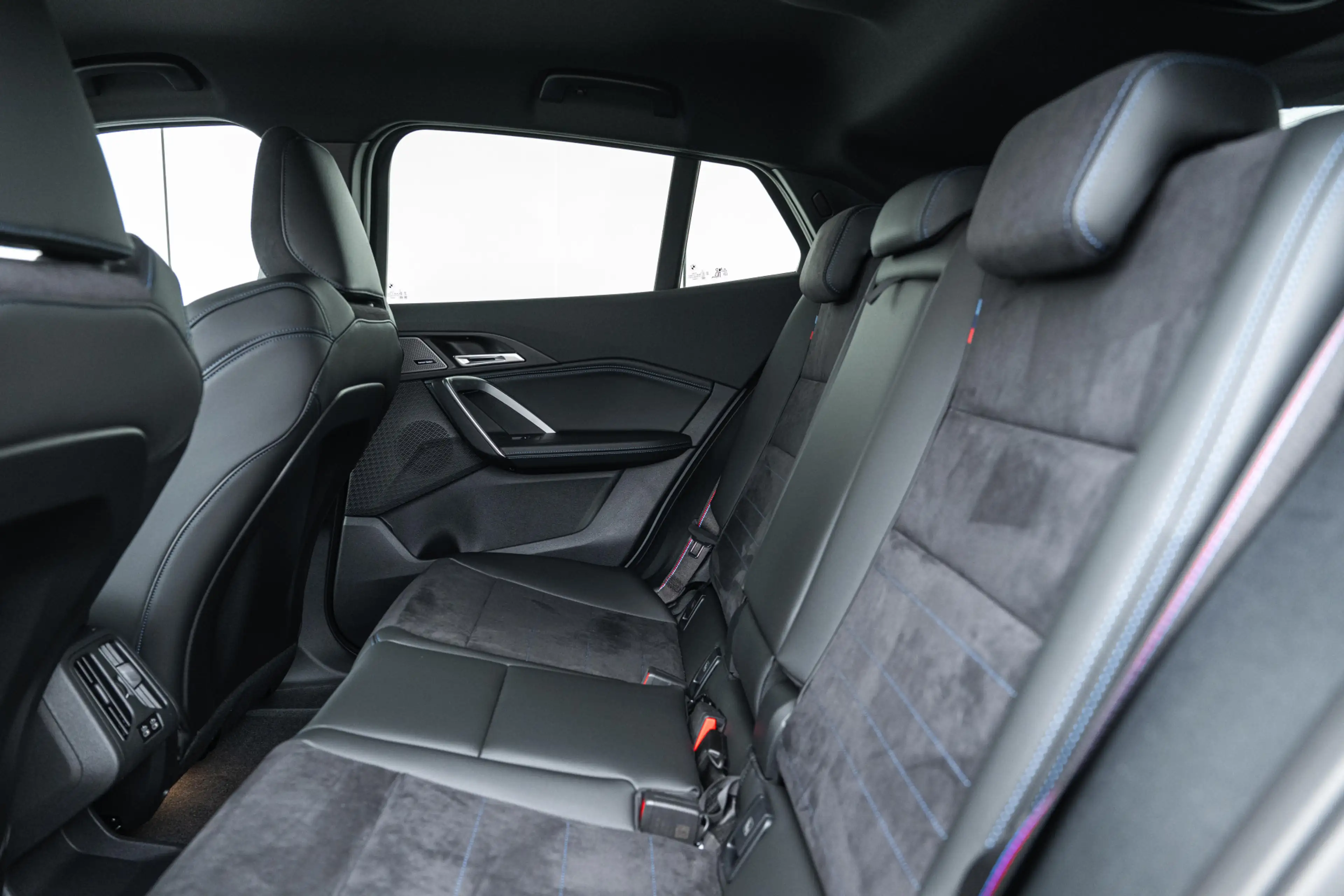BMW iX2 eDrive20 High Executive M Sport / Sportstoelen / A — photo 5
