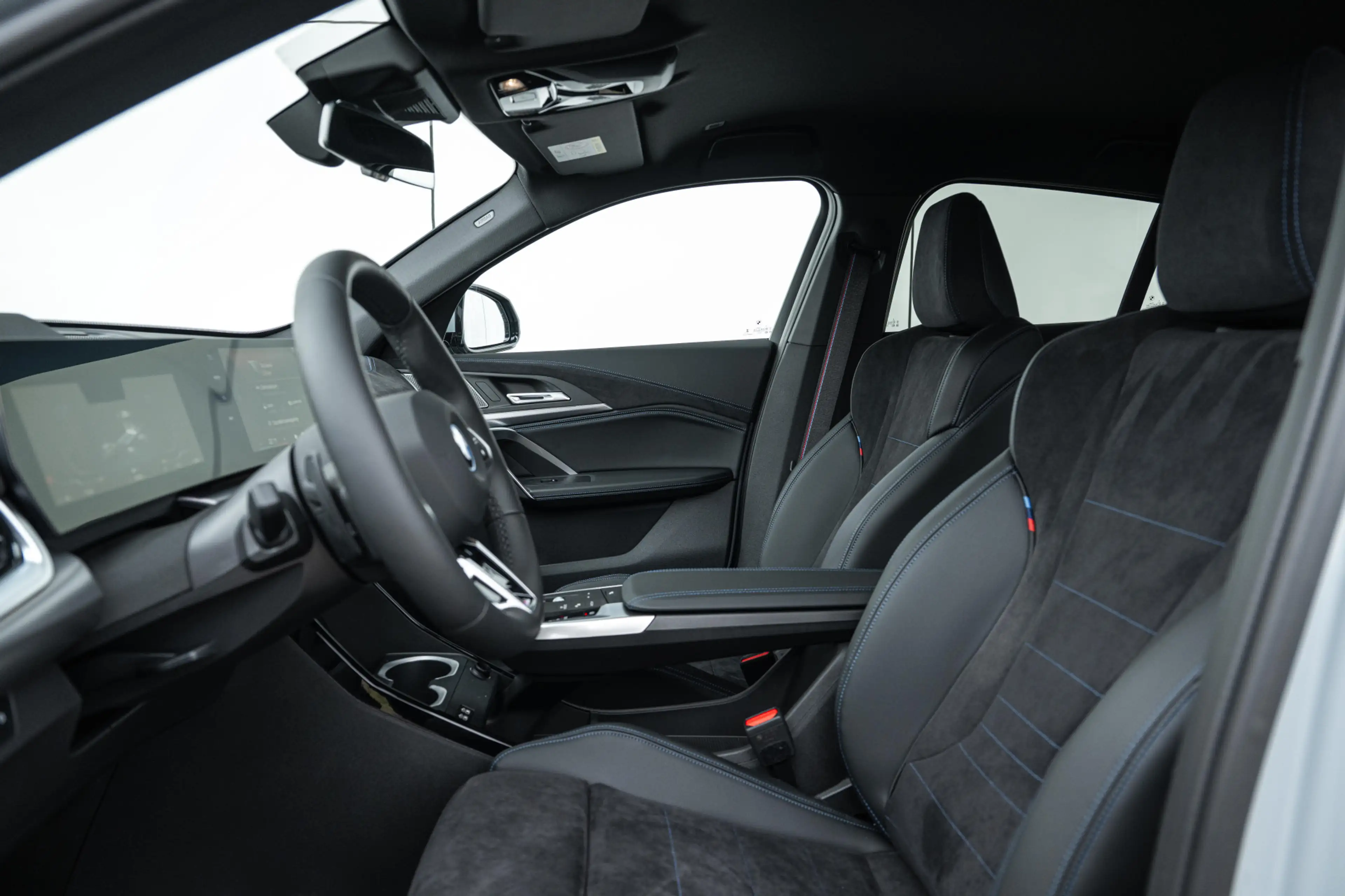 BMW iX2 eDrive20 High Executive M Sport / Sportstoelen / A — photo 4
