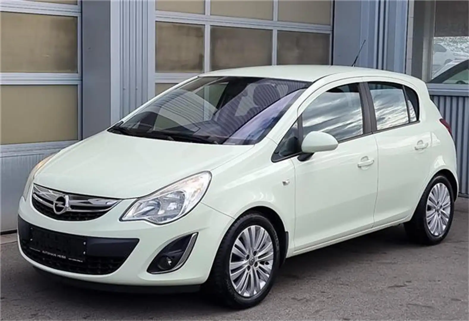 Opel Corsa 1,4 Edition mit Sitz- und Lenkradheizung Weiß - 1