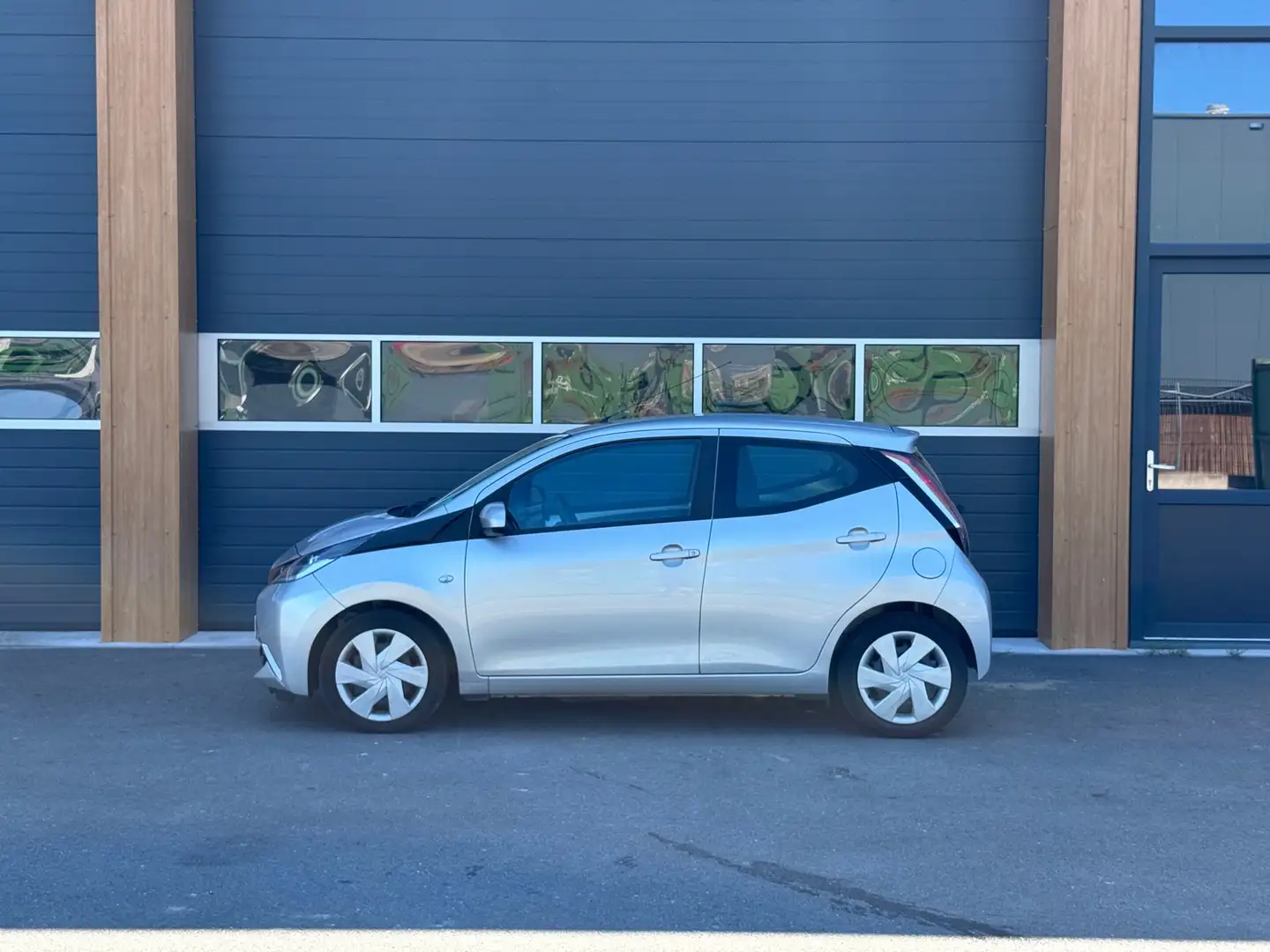 Toyota Aygo 1.0 VVT-i x-play|Camera|Cruise|D.onderhouden Grijs - 2