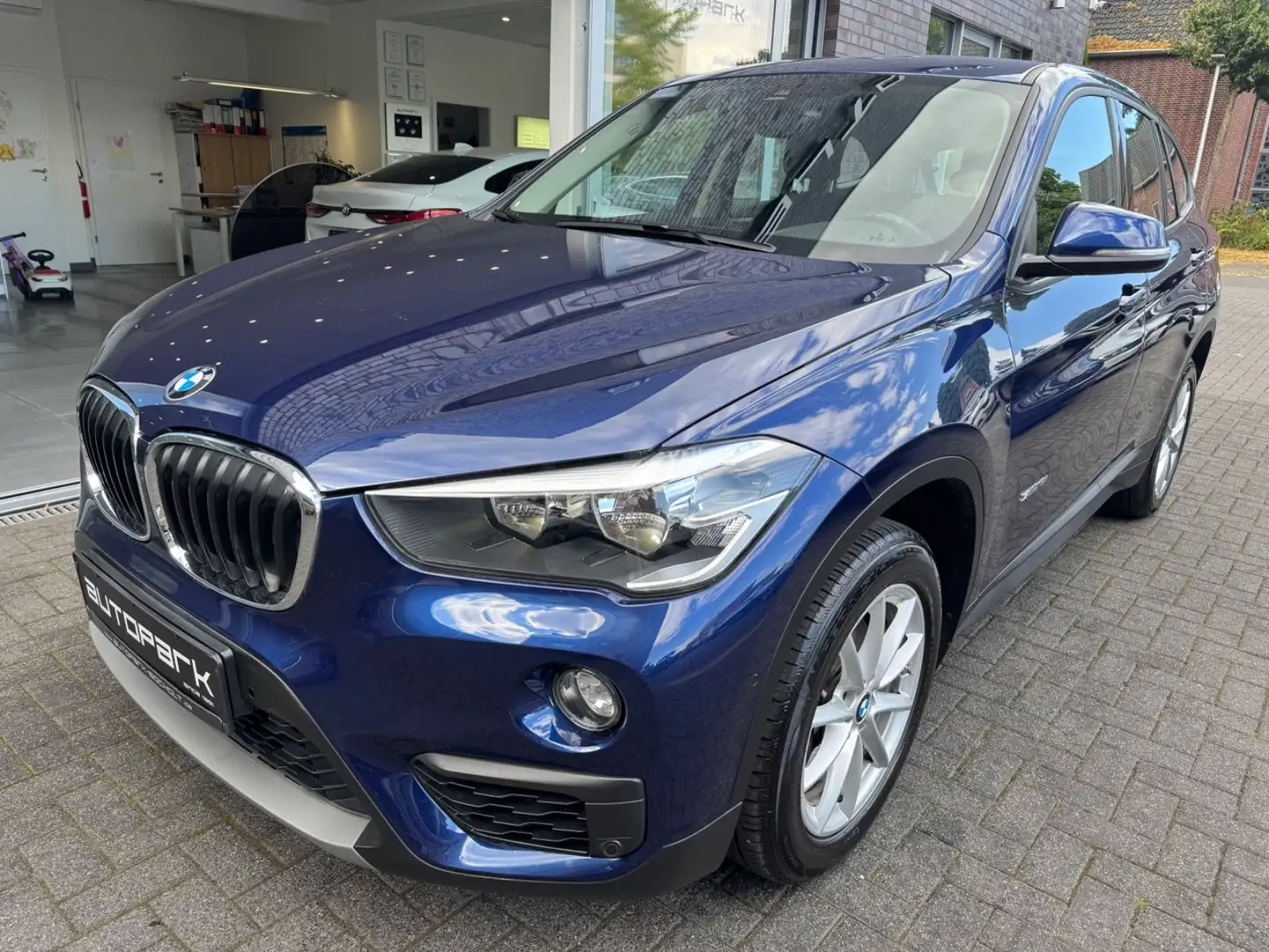 BMW X1 sDrive 18 i Advantage Bleu - 1