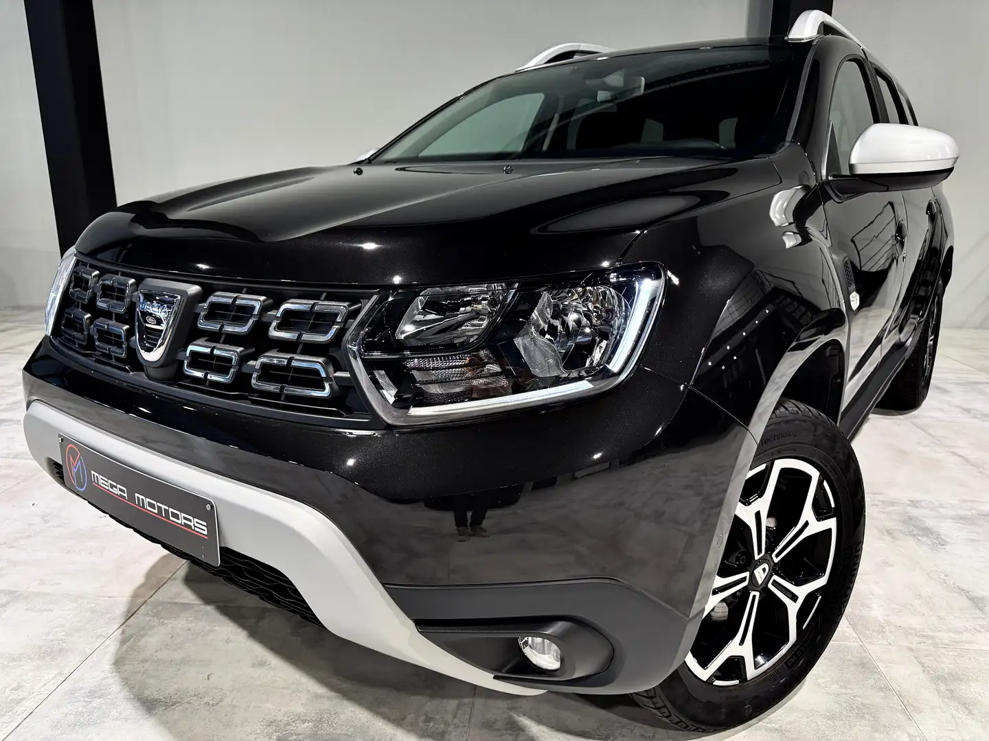 Dacia Duster 1.6i SCe 115CV "PRESTiGE" NAVi CAMERA CLiM CRUiSE+ Zwart - 1