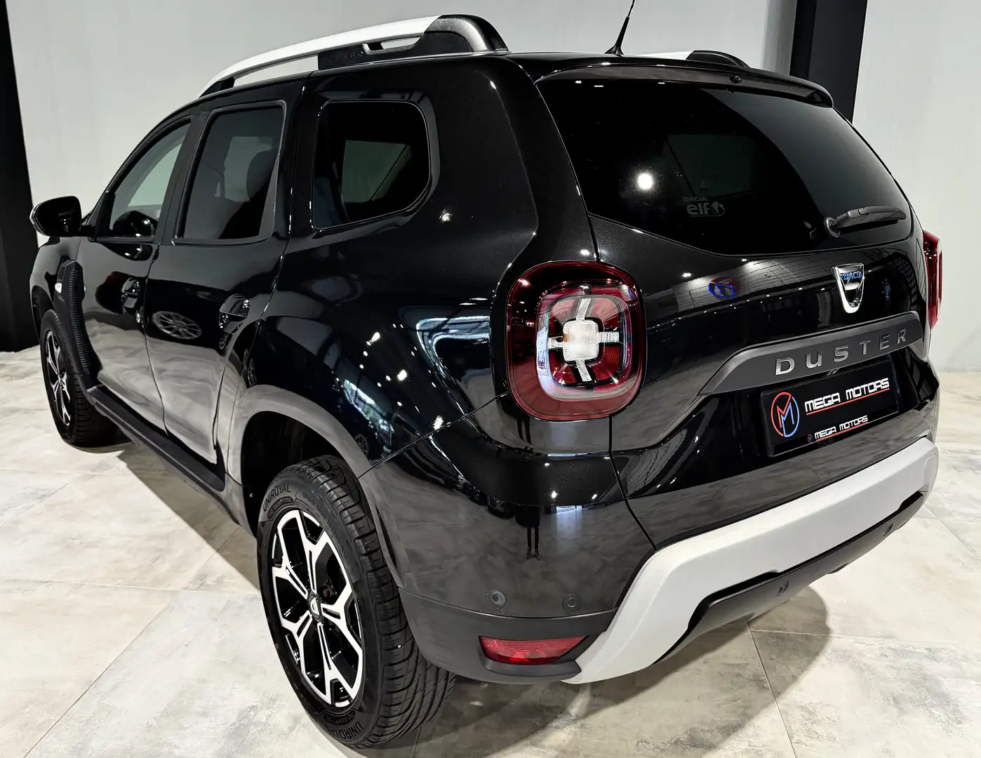 Dacia Duster 1.6i SCe 115CV "PRESTiGE" NAVi CAMERA CLiM CRUiSE+ Zwart - 2