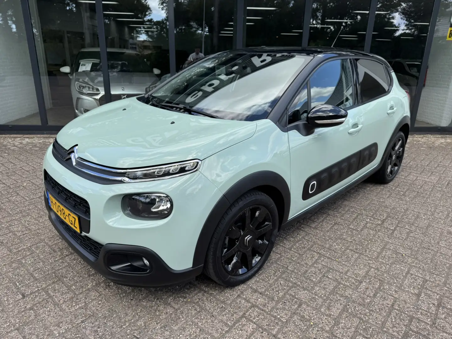 Citroen C3 1.2 PureTech S&S Shine*Navi*Camera* Groen - 2