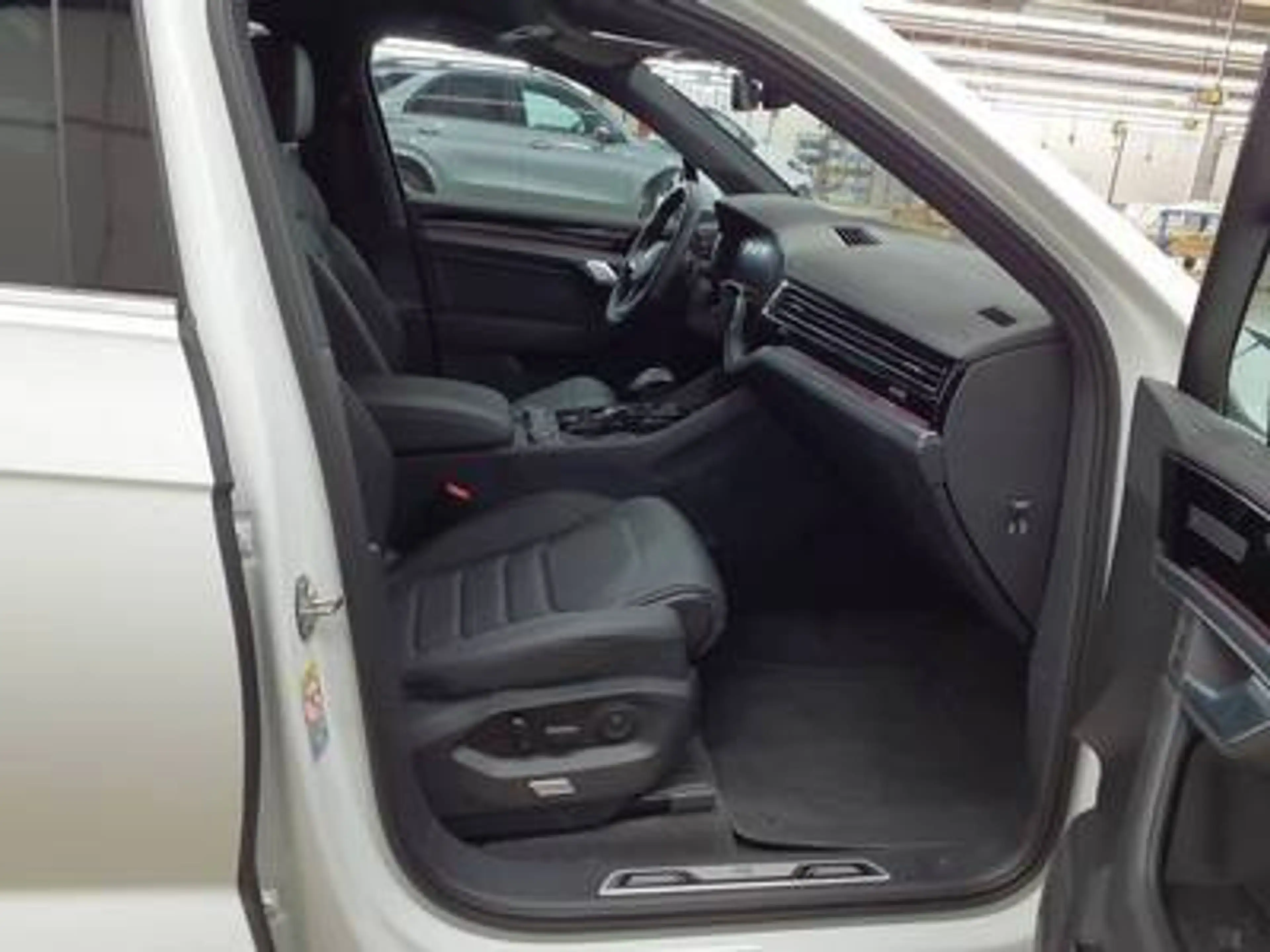 Volkswagen Touareg R-Line 3.0TDI +AHK+LUFT+HUD+ — photo 5