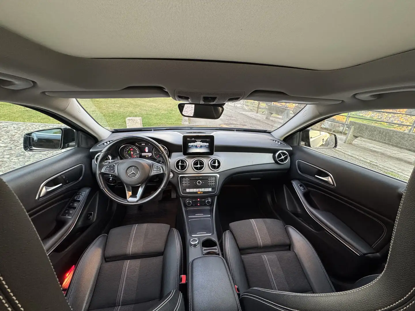 Mercedes-Benz GLA 200 GLA 200 d Sport auto Nero - 2